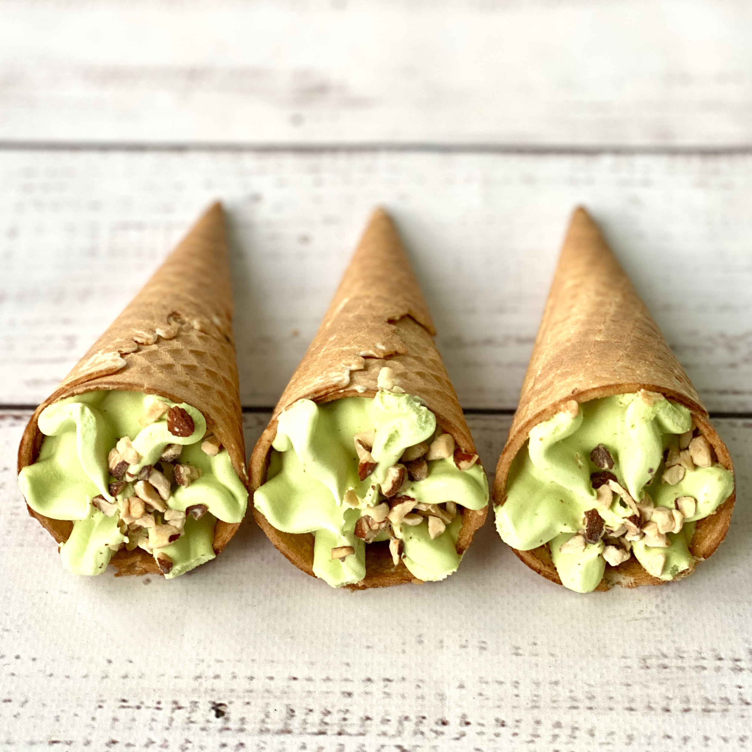 Пломбир с фисташковыми орешками в вафельном рожке изображение 1