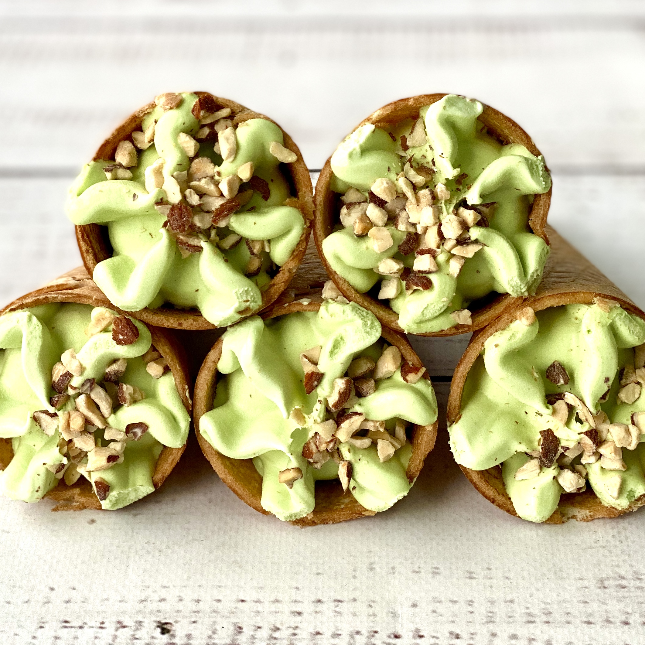 Пломбир с фисташковыми орешками в вафельном рожке изображение 2