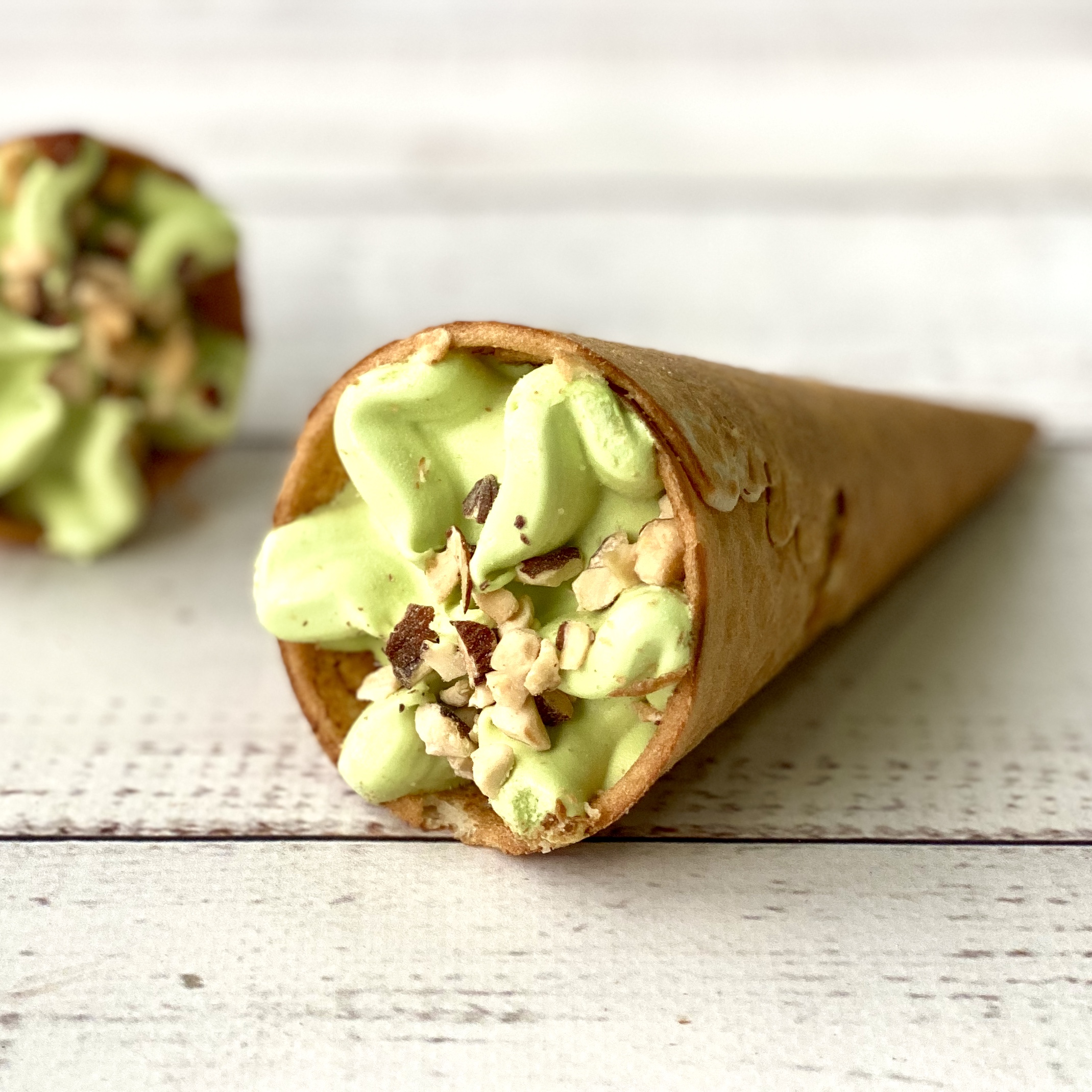 Пломбир с фисташковыми орешками в вафельном рожке изображение 3