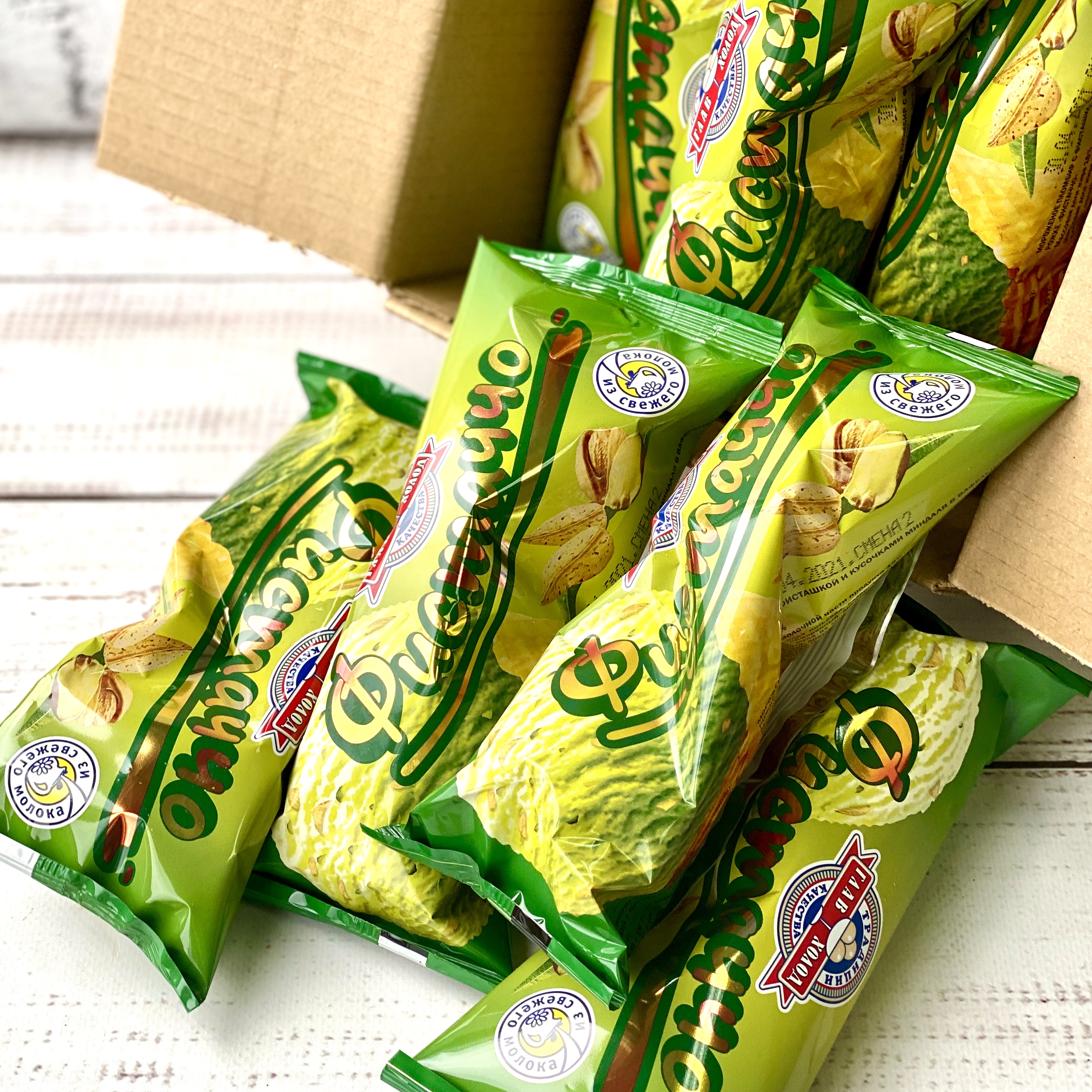 Пломбир с фисташковыми орешками в вафельном рожке изображение 4