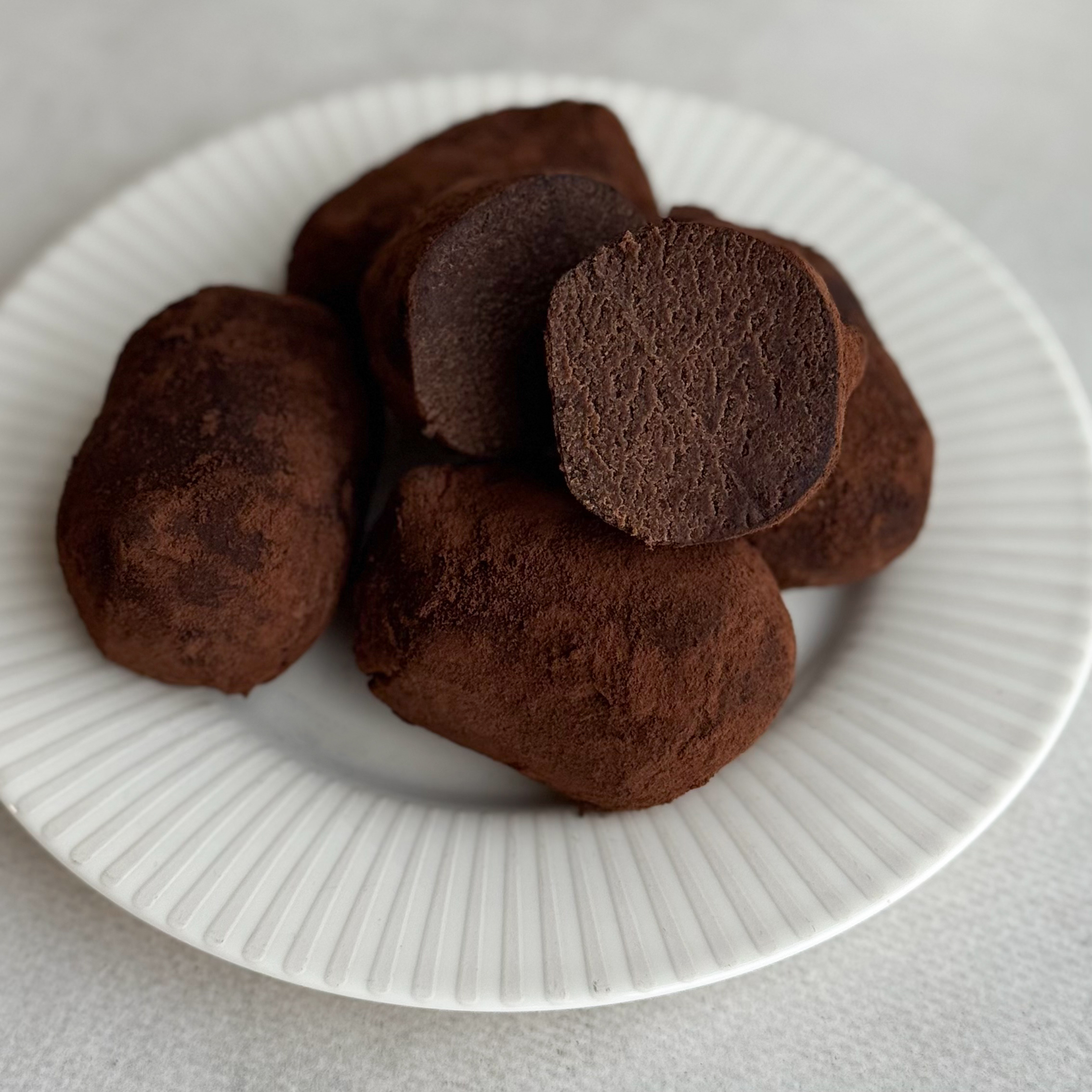 Классическое лакомство родом из детства! Оригинальный рецепт, нежная, слегка влажная текстура внутри, насыщенный шоколадный вкус и идеально ровный слой какао-порошка сверху. Пирожное порадует своим неповторимым вкусом как взрослых, так и детей. изображение 1