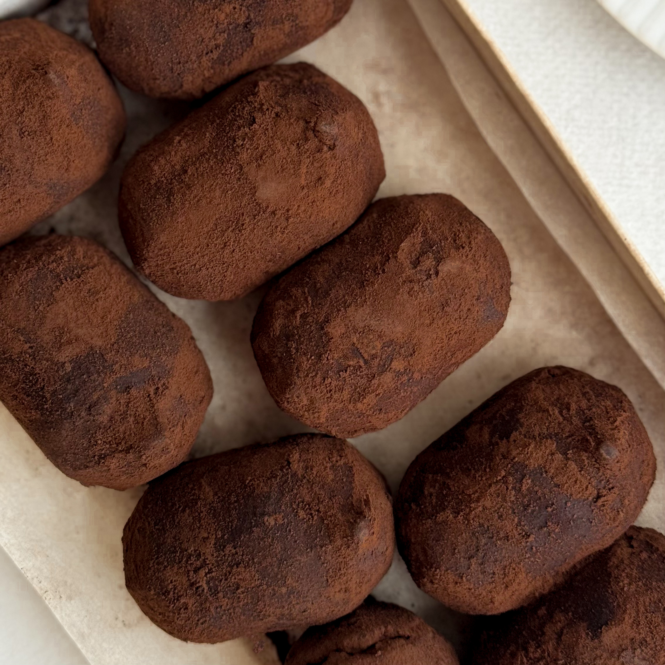Классическое лакомство родом из детства! Оригинальный рецепт, нежная, слегка влажная текстура внутри, насыщенный шоколадный вкус и идеально ровный слой какао-порошка сверху. Пирожное порадует своим неповторимым вкусом как взрослых, так и детей. изображение 5