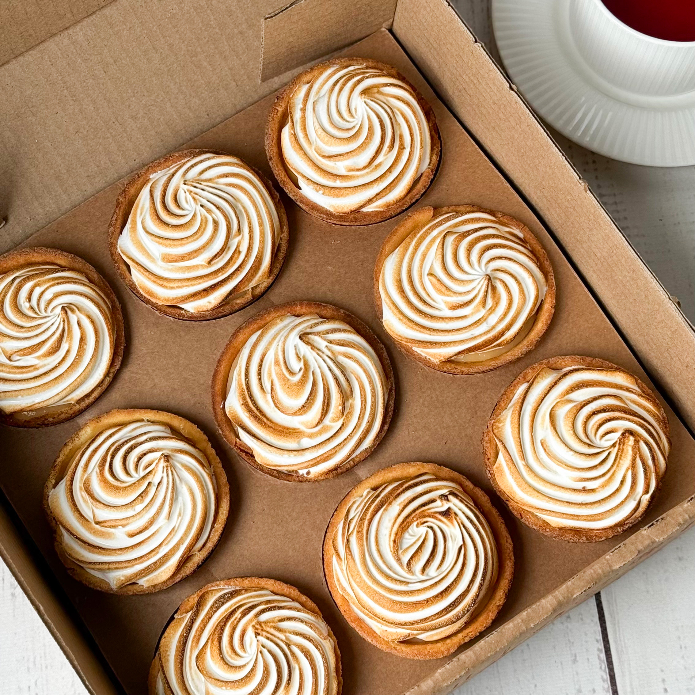 Лимонная классическая выпечка, легкий, воздушный десерт, который никогда не надоедает. Его сбалансированный кисло-сладкий вкус покоряет с первого укуса. Нежнейшая начинка, скрытая под шапочкой пушистой меренги, моментально тает во рту, а сама меренга дополняет цитрусовую кислинку своей сладостью изображение 2