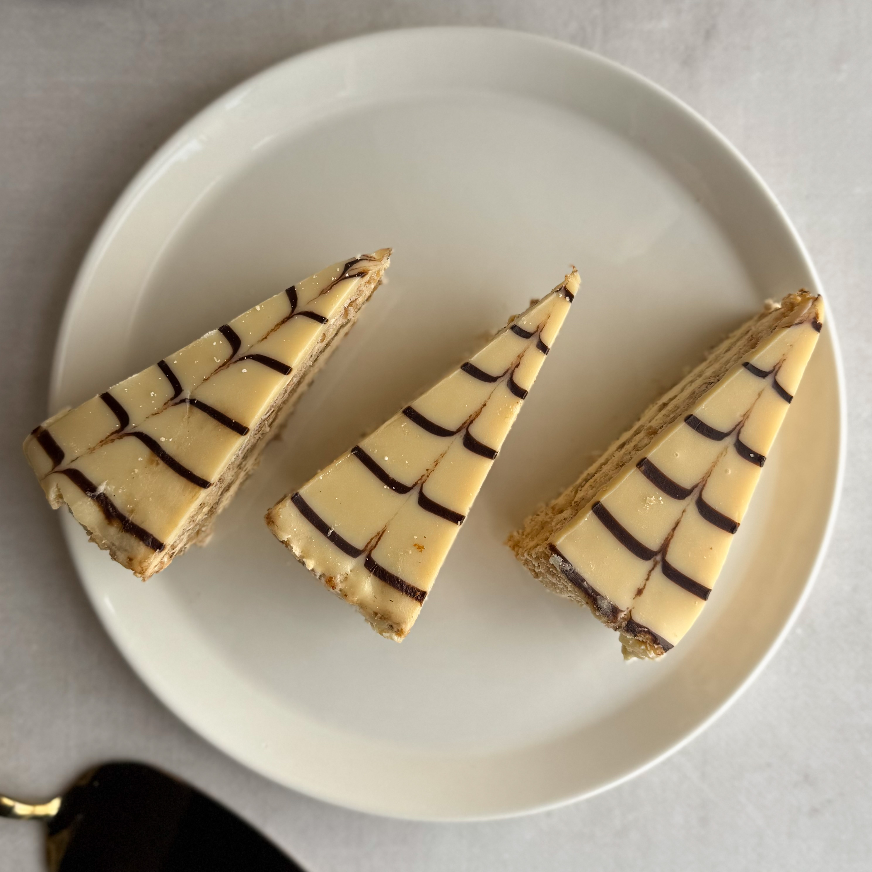 Изысканный классический торт из воздушного ванильно-орехового бисквита, щедро дополненного нежным ванильно-сливочным кремом и посыпанного дробленным орехом. Сверху украшен сахарной помадкой и классическим мраморным рисунком. изображение 1