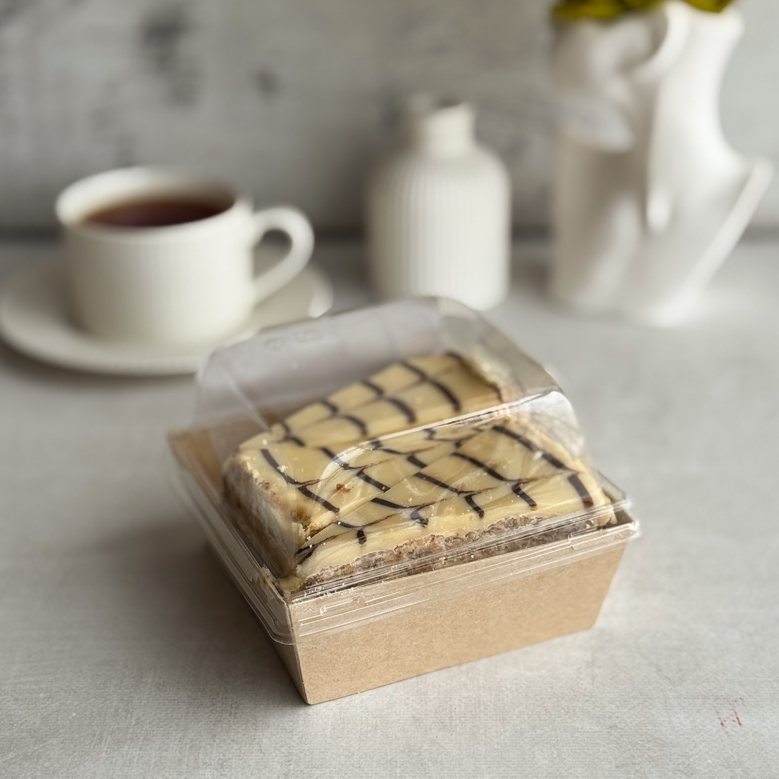 Изысканный классический торт из воздушного ванильно-орехового бисквита, щедро дополненного нежным ванильно-сливочным кремом и посыпанного дробленным орехом. Сверху украшен сахарной помадкой и классическим мраморным рисунком. изображение 2