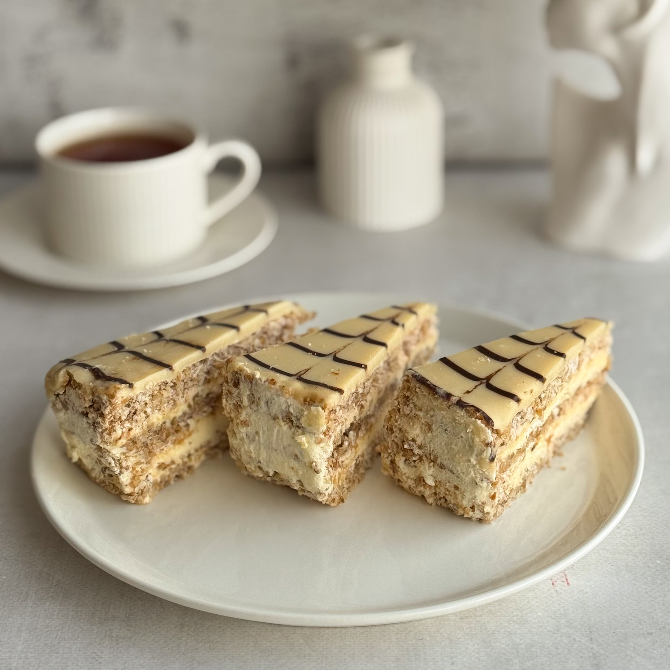 Изысканный классический торт из воздушного ванильно-орехового бисквита, щедро дополненного нежным ванильно-сливочным кремом и посыпанного дробленным орехом. Сверху украшен сахарной помадкой и классическим мраморным рисунком. изображение 3