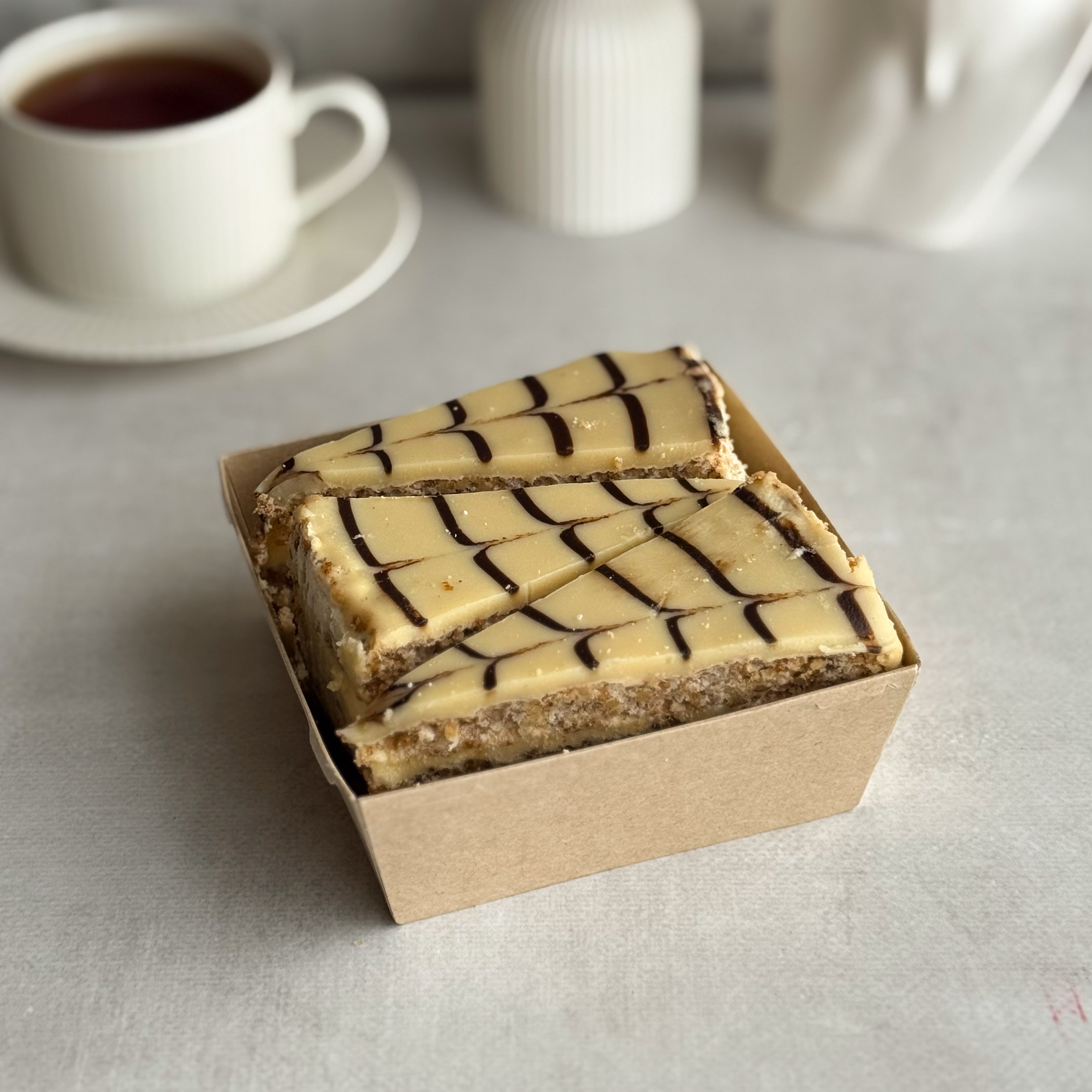 Изысканный классический торт из воздушного ванильно-орехового бисквита, щедро дополненного нежным ванильно-сливочным кремом и посыпанного дробленным орехом. Сверху украшен сахарной помадкой и классическим мраморным рисунком. изображение 4