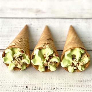 Пломбир с фисташковыми орешками в вафельном рожке