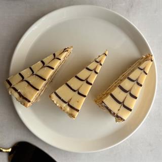 Изысканный классический торт из воздушного ванильно-орехового бисквита, щедро дополненного нежным ванильно-сливочным кремом и посыпанного дробленным орехом. Сверху украшен сахарной помадкой и классическим мраморным рисунком.