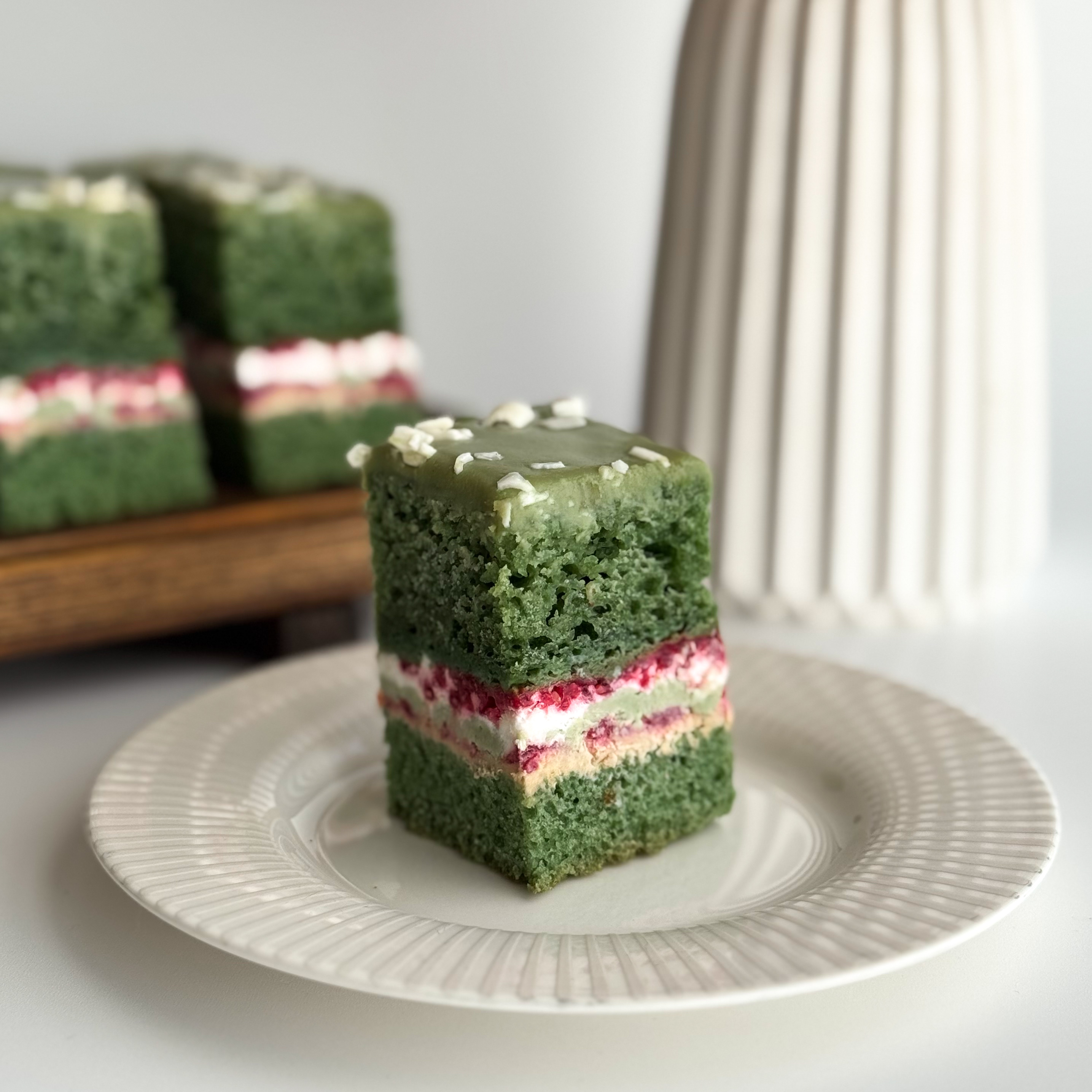 Солоноватый вкус фисташки с нежным муссом и спелой малиной - невероятно сочный! Сверху украшен стружкой белого шоколада изображение 6