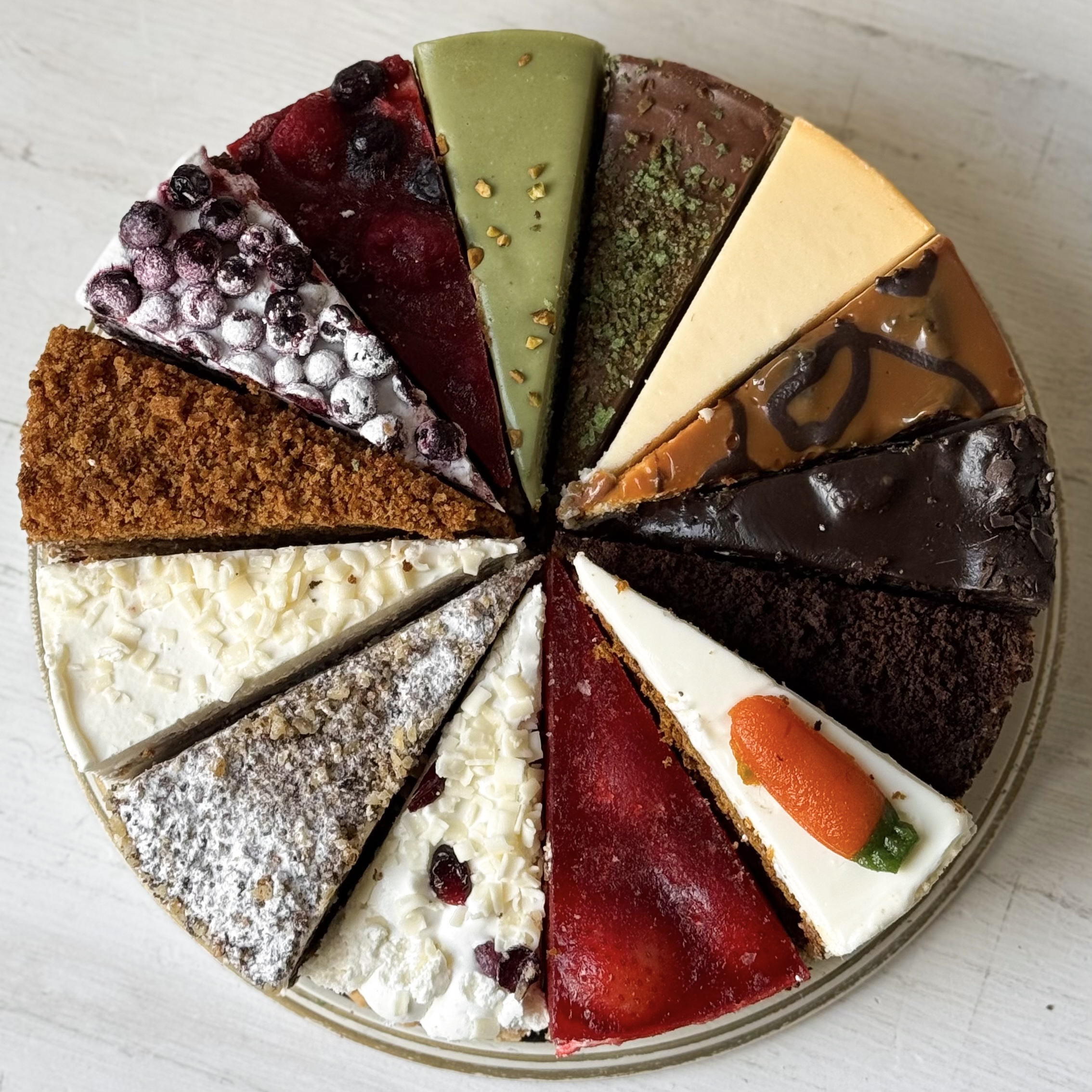 Набор ассорти из 14 тортов: все хиты в одном наборе! Попробуйте всю палитру вкусов: от морковного торта до чизкейка "Дубайский шоколад". изображение 1