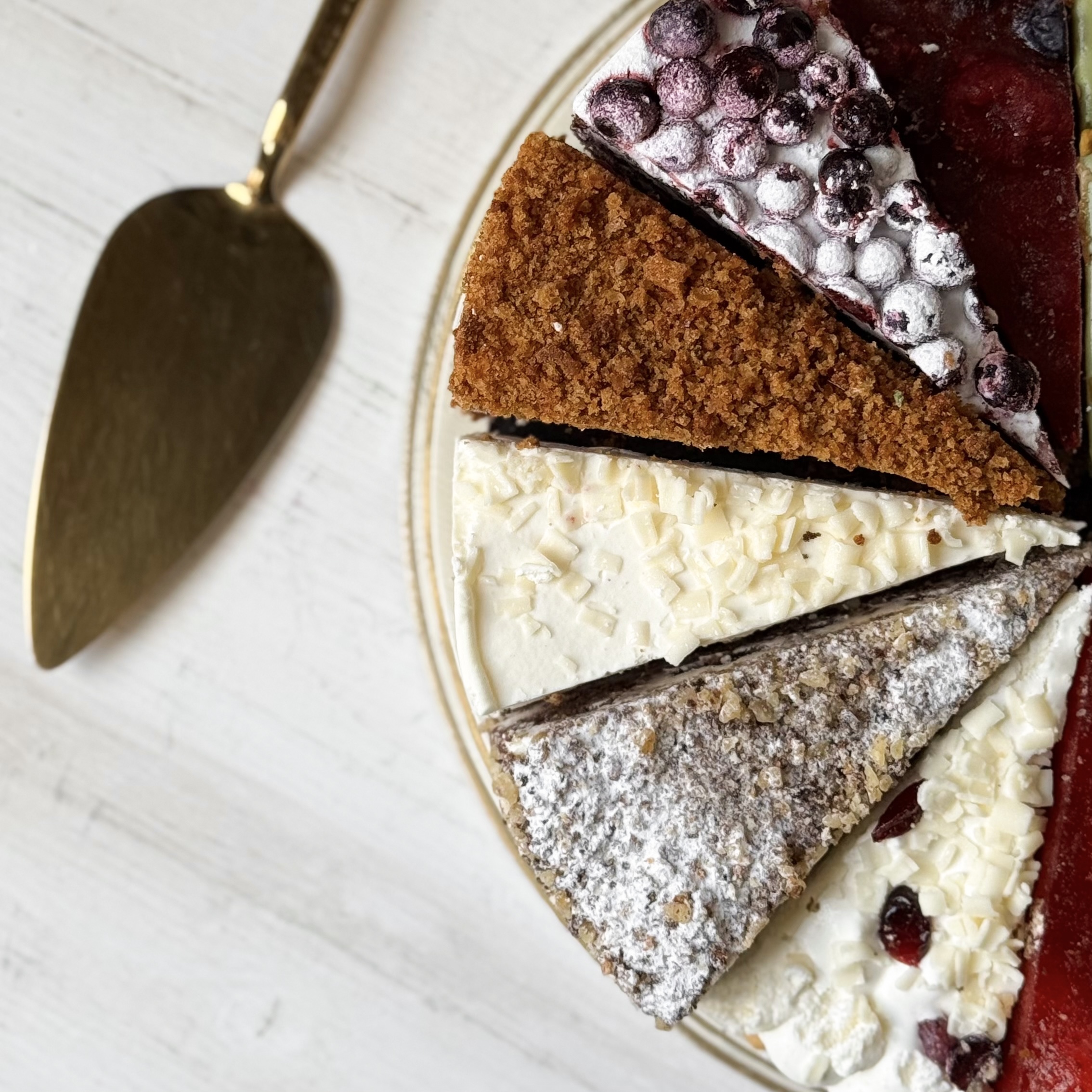 Набор ассорти из 14 тортов: все хиты в одном наборе! Попробуйте всю палитру вкусов: от морковного торта до чизкейка "Дубайский шоколад". изображение 4