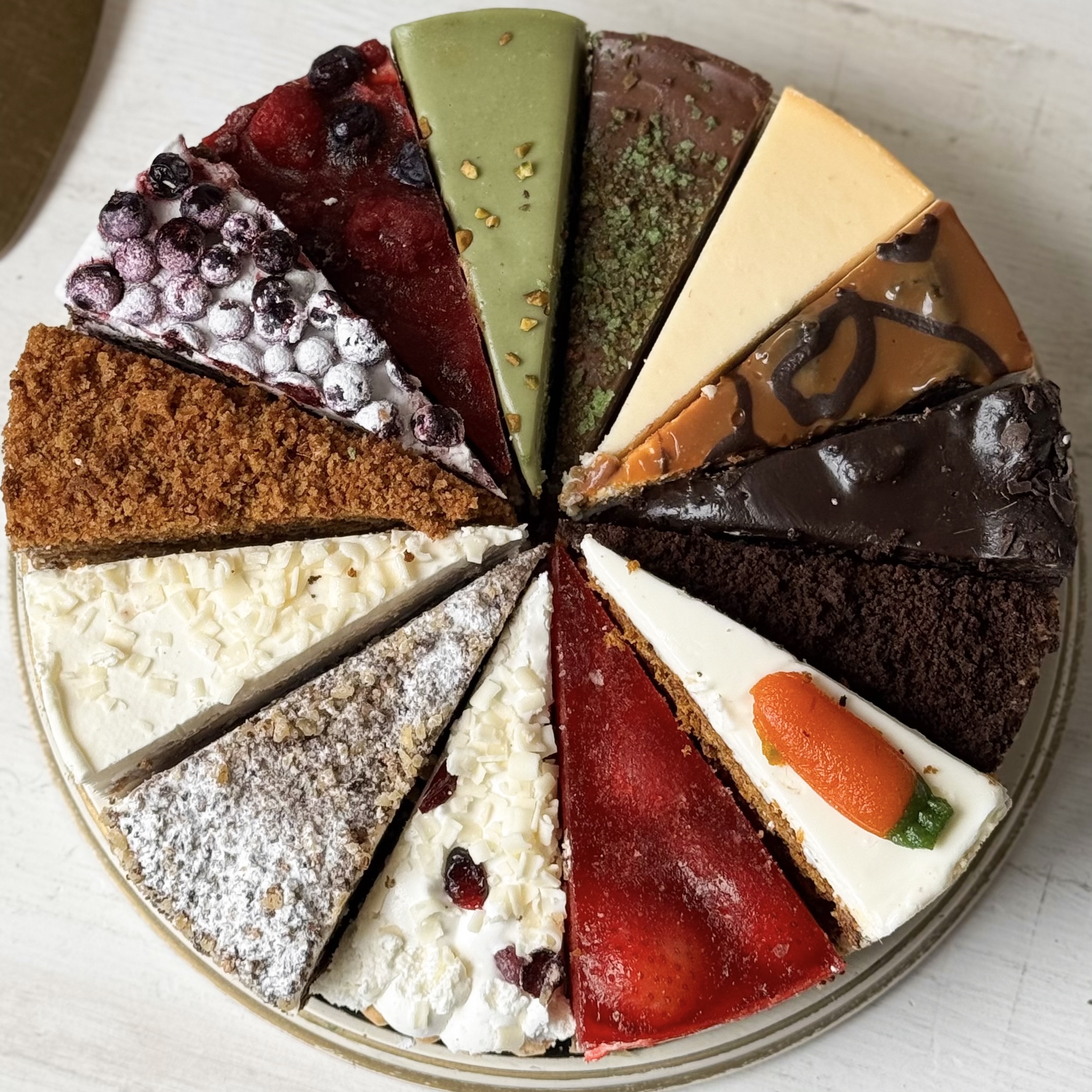 Набор ассорти из 14 тортов: все хиты в одном наборе! Попробуйте всю палитру вкусов: от морковного торта до чизкейка "Дубайский шоколад". изображение 6