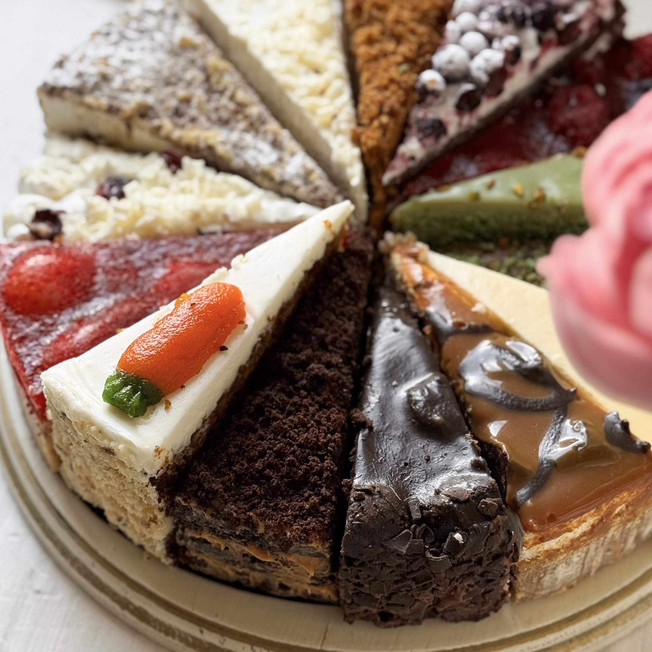 Набор ассорти из 14 тортов: все хиты в одном наборе! Попробуйте всю палитру вкусов: от морковного торта до чизкейка "Дубайский шоколад". изображение 8