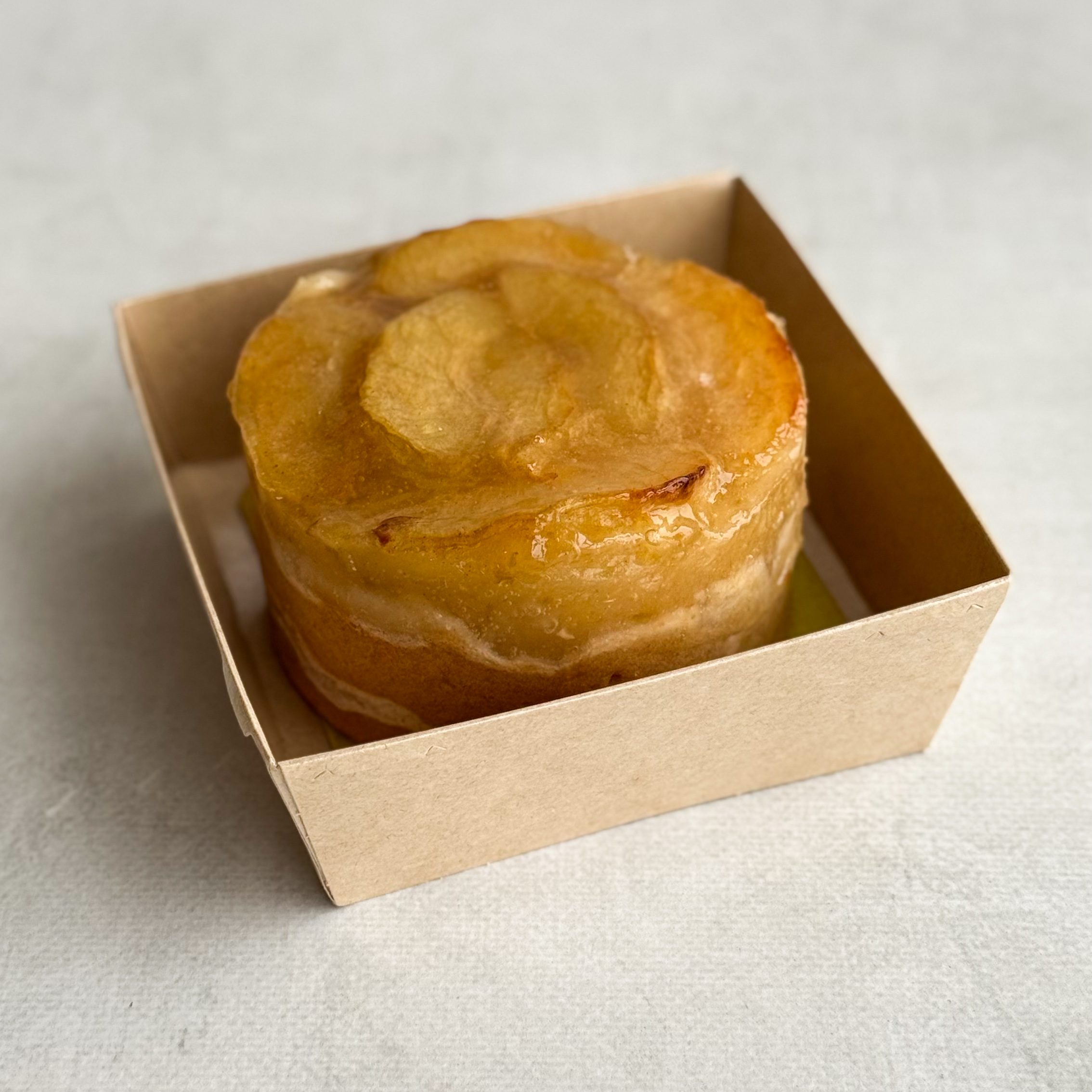 Бенто-Пирог Яблочный Гурман в индивид.упаковке. Свежие яблоки на хрустящем песочно-дрожжевом тесте, покрытые миндалем и желе. изображение 2