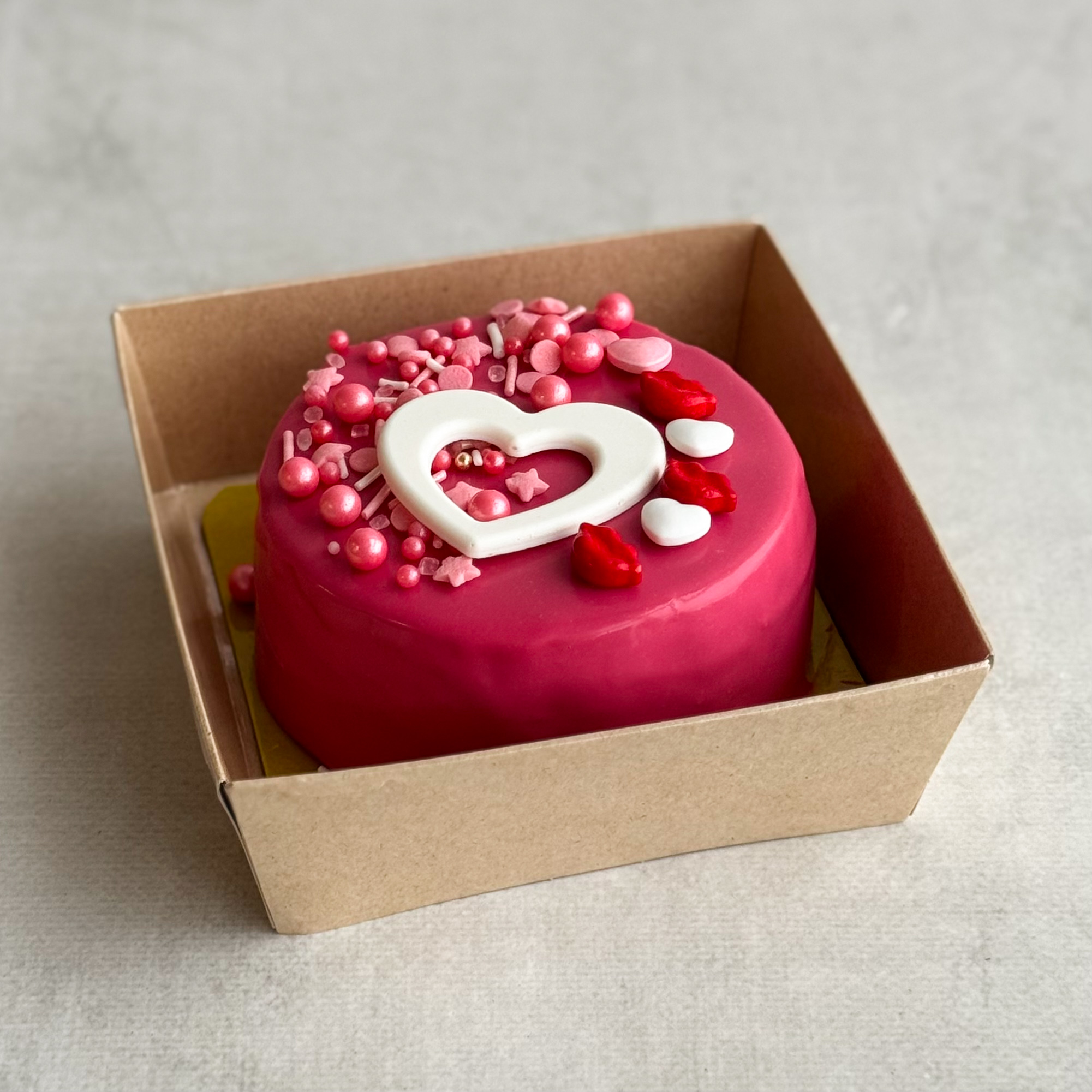 Бенто-торт ЧК «ONE TROPIC» (день влюблённых, 8 марта) в индивид.упаковке. Нежный чизкейк с начинкой из ананасового конфитюра с кусочками ананаса на тонкой песочной подложке в лимитированном дизайне. изображение 1