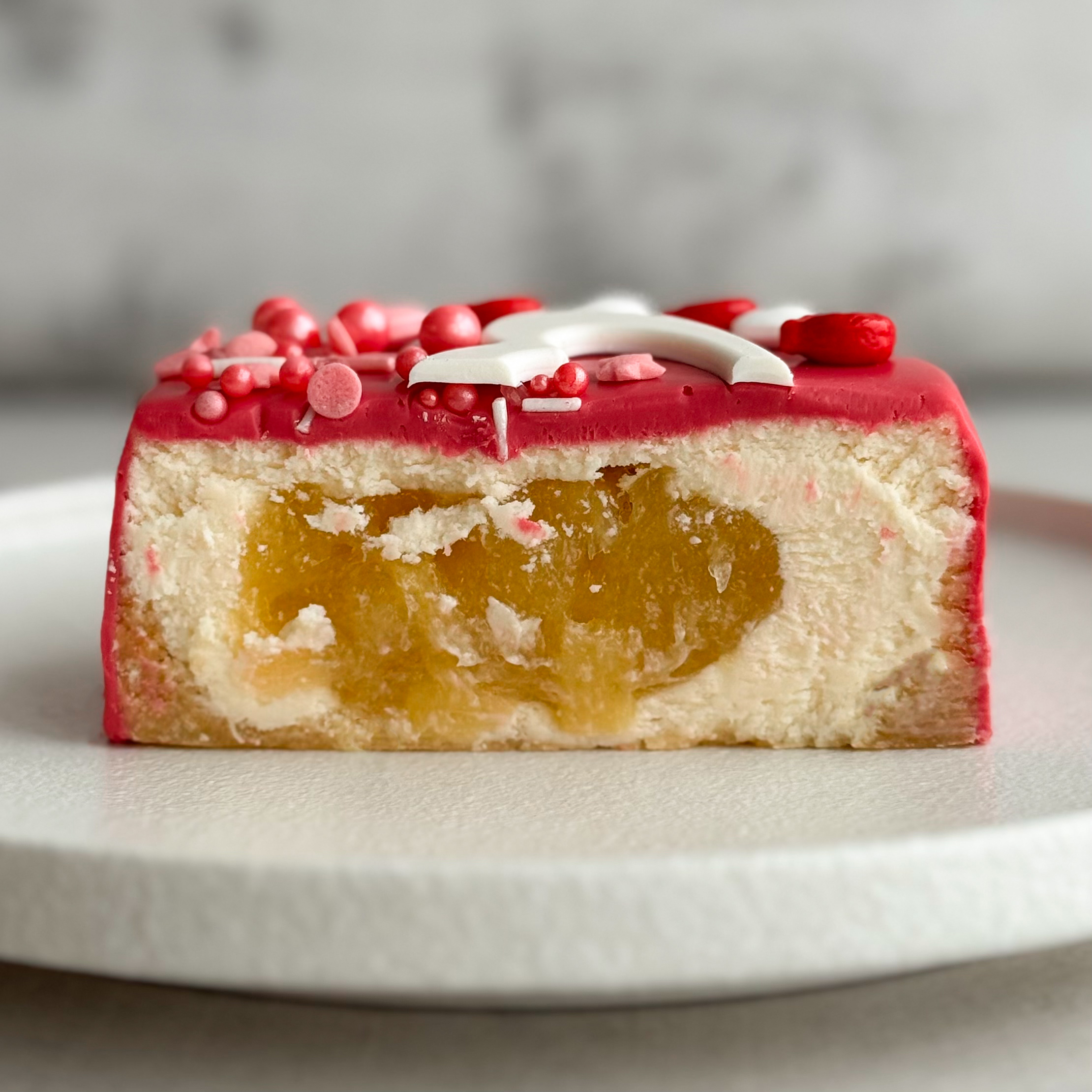 Бенто-торт ЧК «ONE TROPIC» (день влюблённых, 8 марта) в индивид.упаковке. Нежный чизкейк с начинкой из ананасового конфитюра с кусочками ананаса на тонкой песочной подложке в лимитированном дизайне. изображение 2