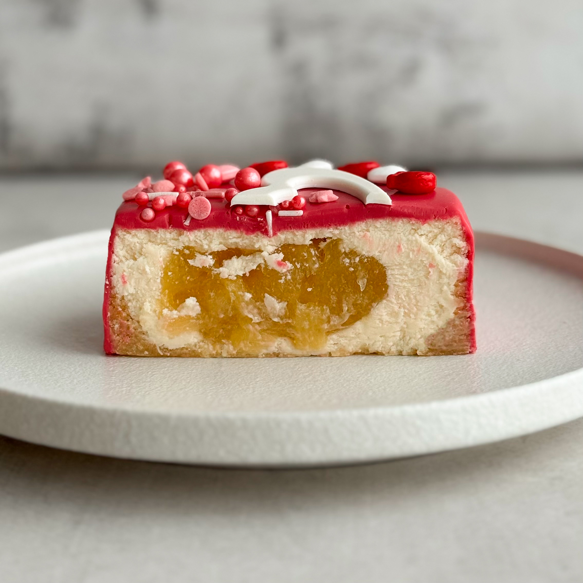 Бенто-торт ЧК «ONE TROPIC» (день влюблённых, 8 марта) в индивид.упаковке. Нежный чизкейк с начинкой из ананасового конфитюра с кусочками ананаса на тонкой песочной подложке в лимитированном дизайне. изображение 5