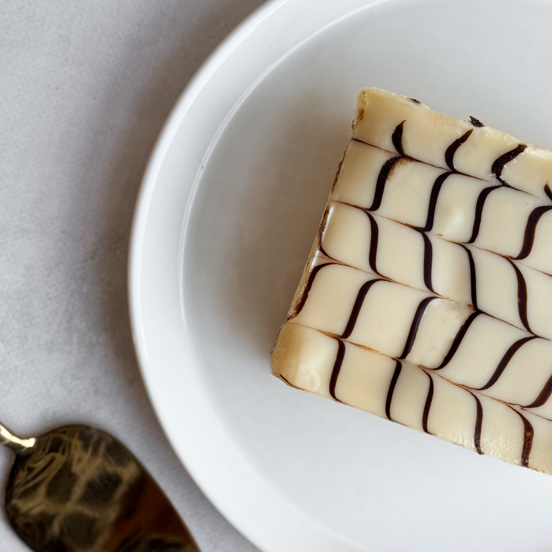  Бенто-торт Эстерхази в индивид.упаковке. Изысканный классический торт из воздушного ванильно-орехового бисквита, щедро дополненного нежным ванильно-сливочным кремом и посыпанного дробленным орехом. Сверху украшен сахарной помадкой и классическим мраморным рисунком. изображение 3