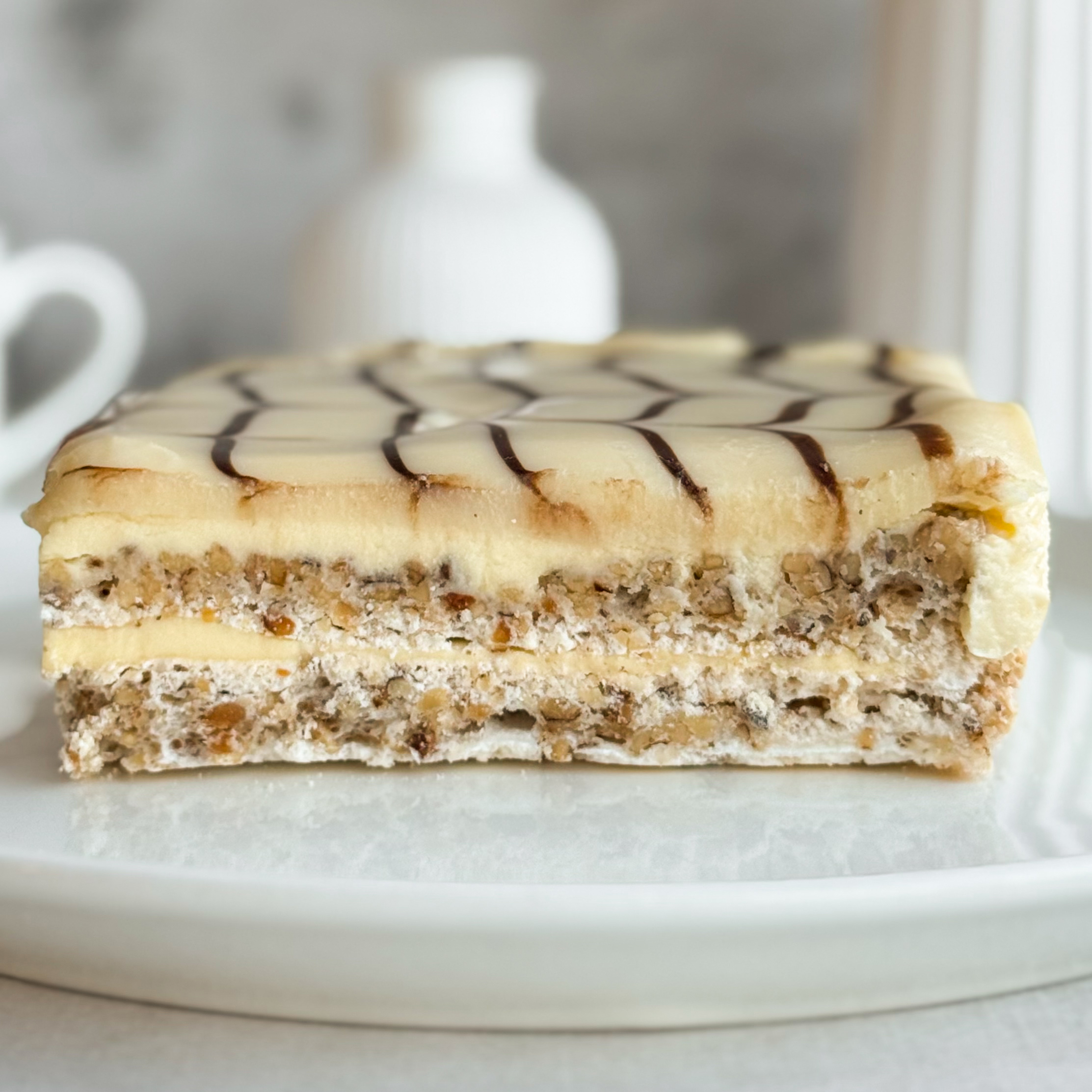  Бенто-торт Эстерхази в индивид.упаковке. Изысканный классический торт из воздушного ванильно-орехового бисквита, щедро дополненного нежным ванильно-сливочным кремом и посыпанного дробленным орехом. Сверху украшен сахарной помадкой и классическим мраморным рисунком. изображение 5