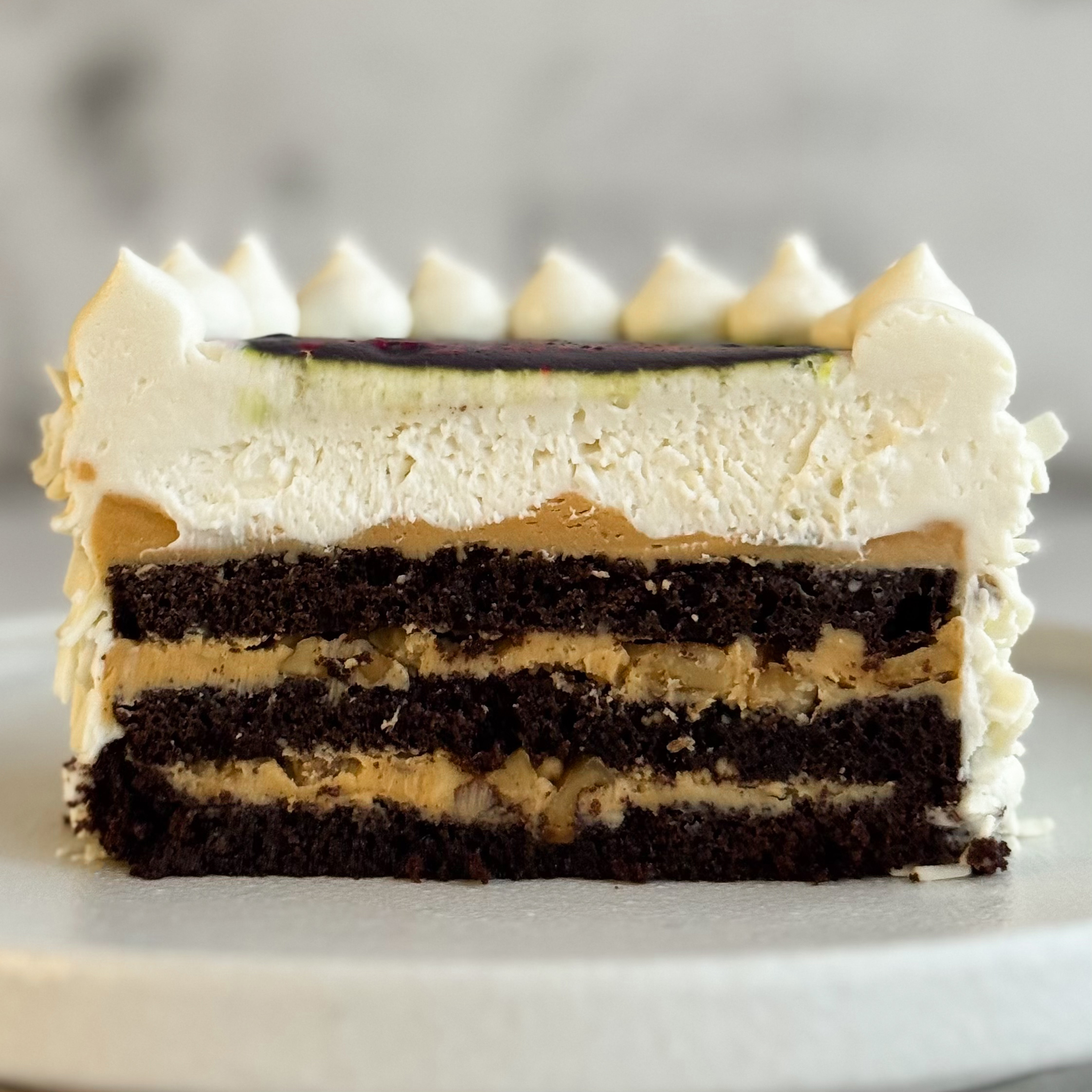 Бенто-торт Мальчик кудрявый (23 февраля) в индивид.упаковке. Сочный торт из слоев насыщенного шоколадного бисквита с грецким орехом и крема на основе варёной сгущёнки в праздничном лимитированном дизайне. изображение 4