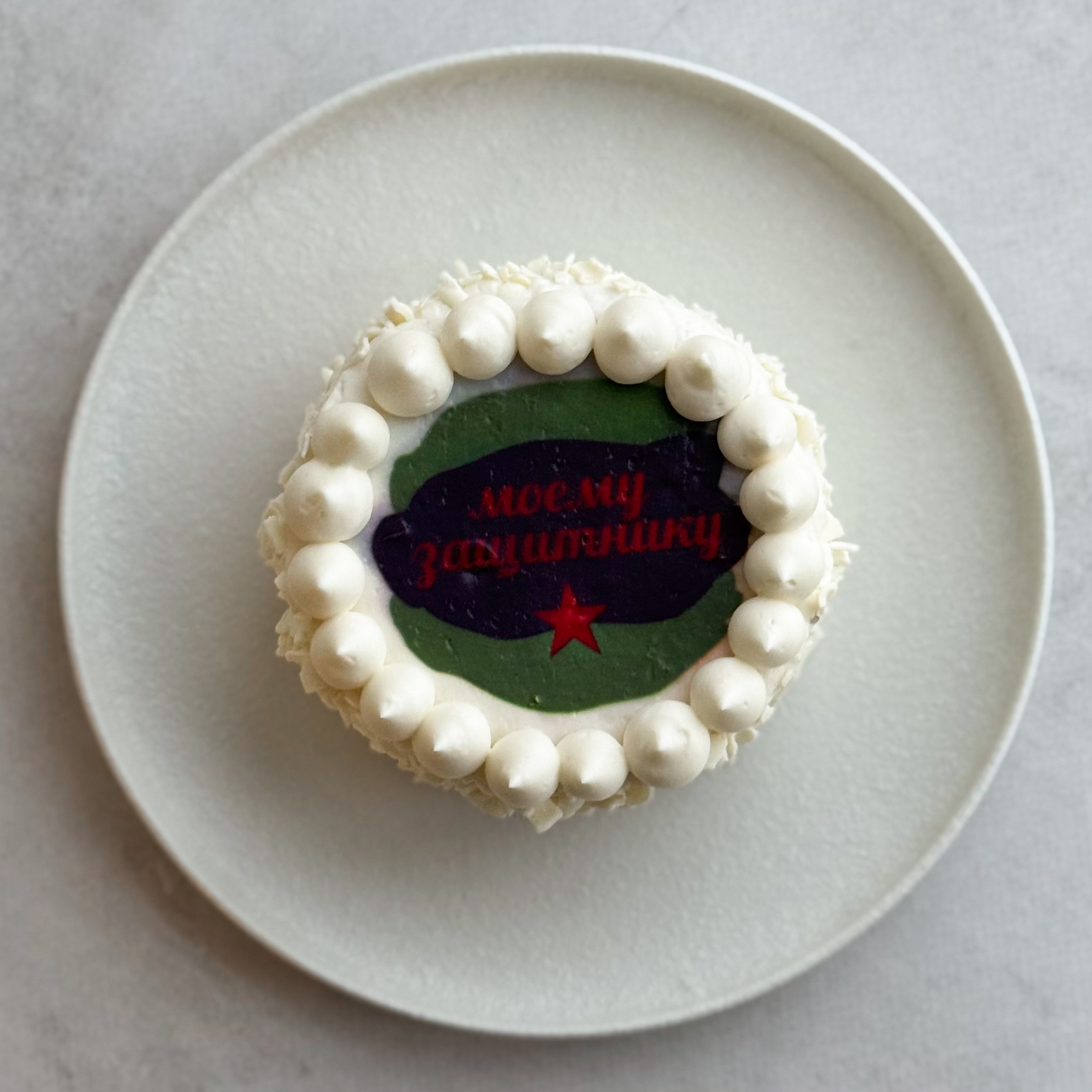 Бенто-торт Мальчик кудрявый (23 февраля) в индивид.упаковке. Сочный торт из слоев насыщенного шоколадного бисквита с грецким орехом и крема на основе варёной сгущёнки в праздничном лимитированном дизайне. изображение 5