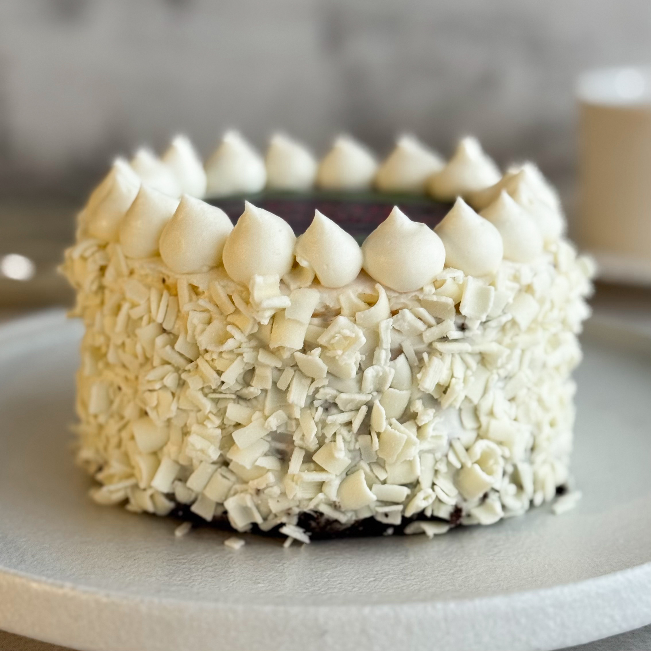 Бенто-торт Мальчик кудрявый (23 февраля) в индивид.упаковке. Сочный торт из слоев насыщенного шоколадного бисквита с грецким орехом и крема на основе варёной сгущёнки в праздничном лимитированном дизайне. изображение 6