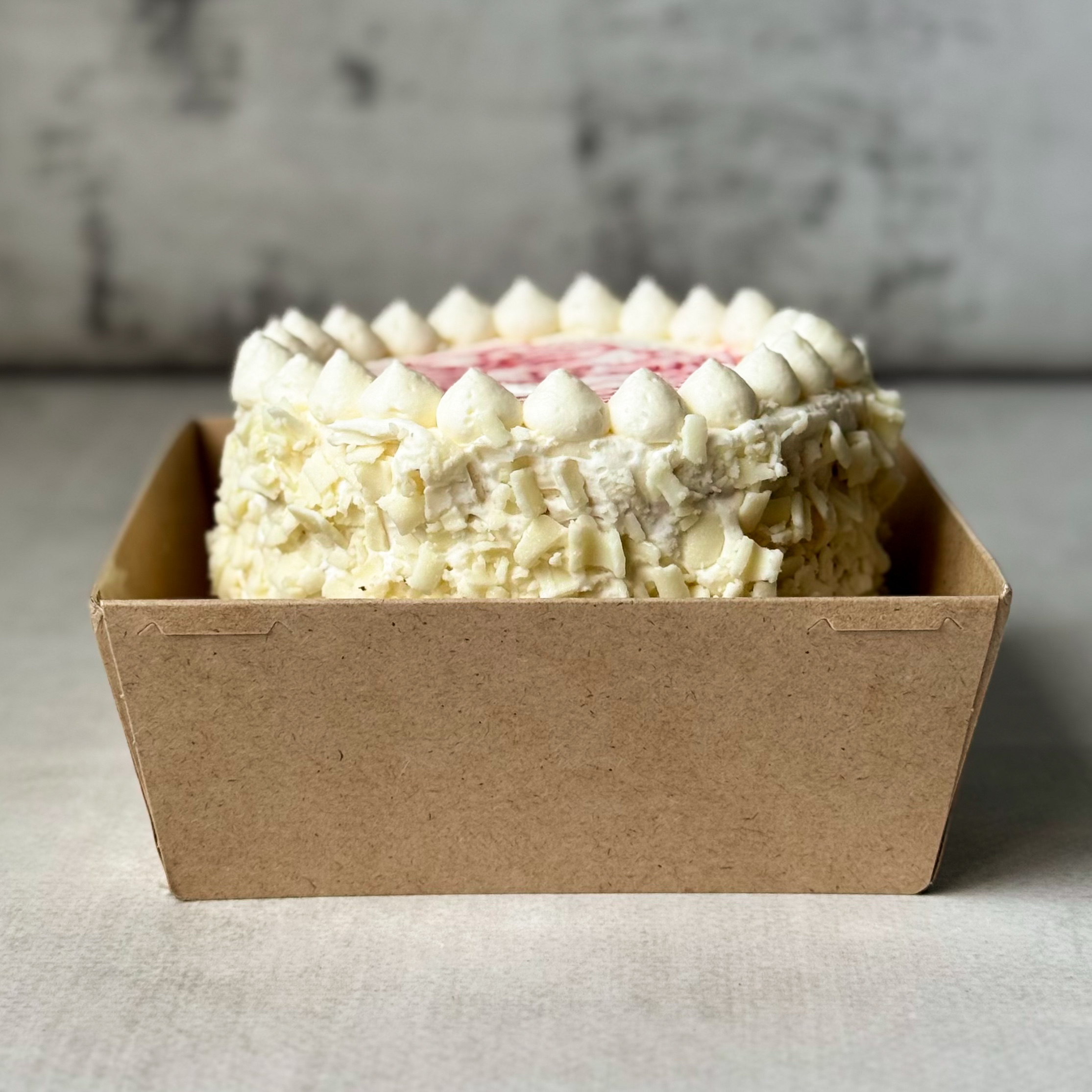  Бенто-торт Мальчик кудрявый  (Поздравляю) в индивид.упаковке. Сочный торт из слоев насыщенного шоколадного бисквита с грецким орехом и крема на основе варёной сгущёнки. Торт украшен белым шоколадом. изображение 5