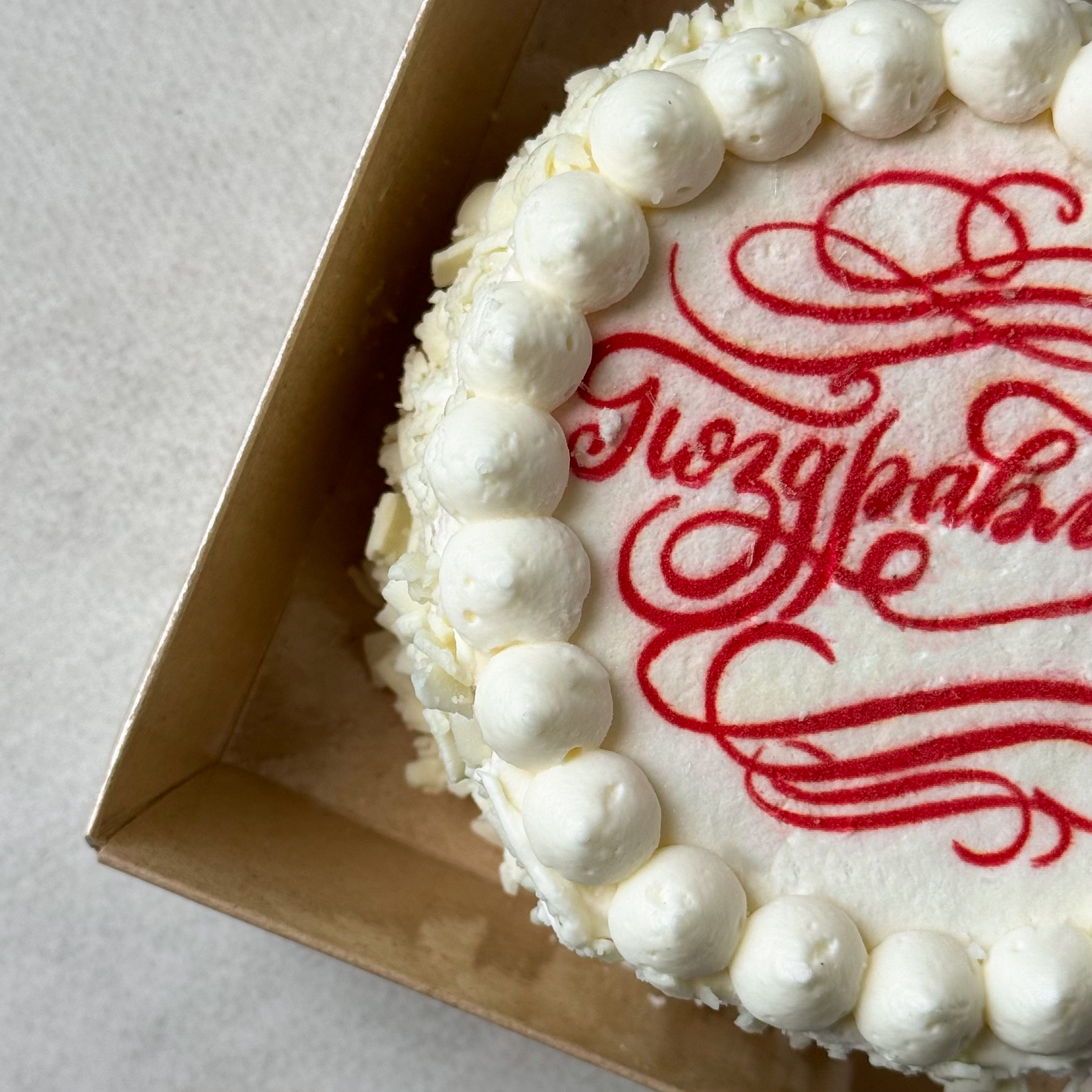  Бенто-торт Мальчик кудрявый  (Поздравляю) в индивид.упаковке. Сочный торт из слоев насыщенного шоколадного бисквита с грецким орехом и крема на основе варёной сгущёнки. Торт украшен белым шоколадом. изображение 4