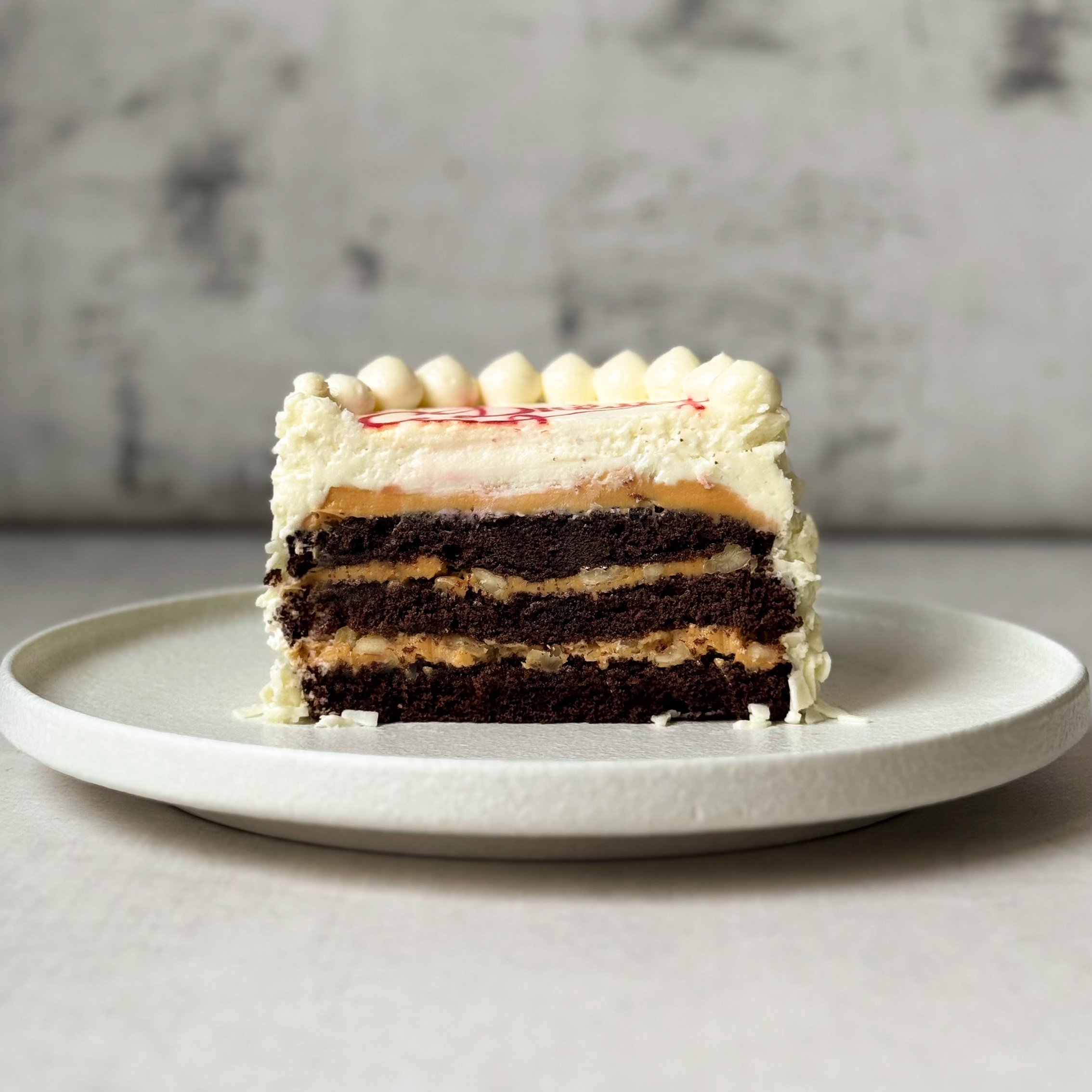  Бенто-торт Мальчик кудрявый  (С Днём Рождения!) в индивид.упаковке. Сочный торт из слоев насыщенного шоколадного бисквита с грецким орехом и крема на основе варёной сгущёнки. Торт украшен белым шоколадом. изображение 7