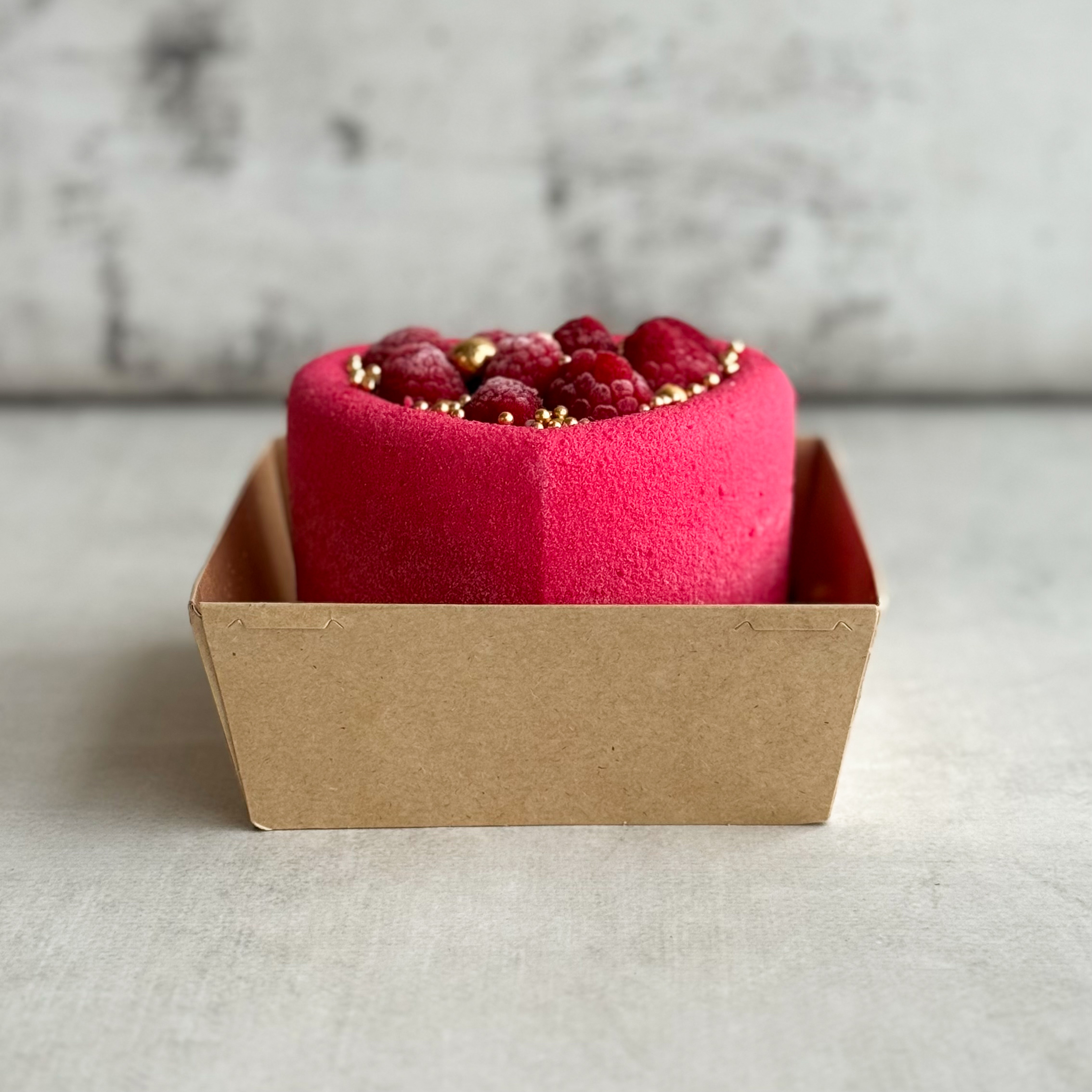 Бенто-торт Праздничный (Сердце с малиной) в индивид.упаковке. Нежный муссовый бенто-торт в форме сердца с начинкой из ананасового конфитюра с кусочками ананаса на тонкой бисквитной подложке. Торт украшен спелыми ягодами малины и золотым декором. изображение 5