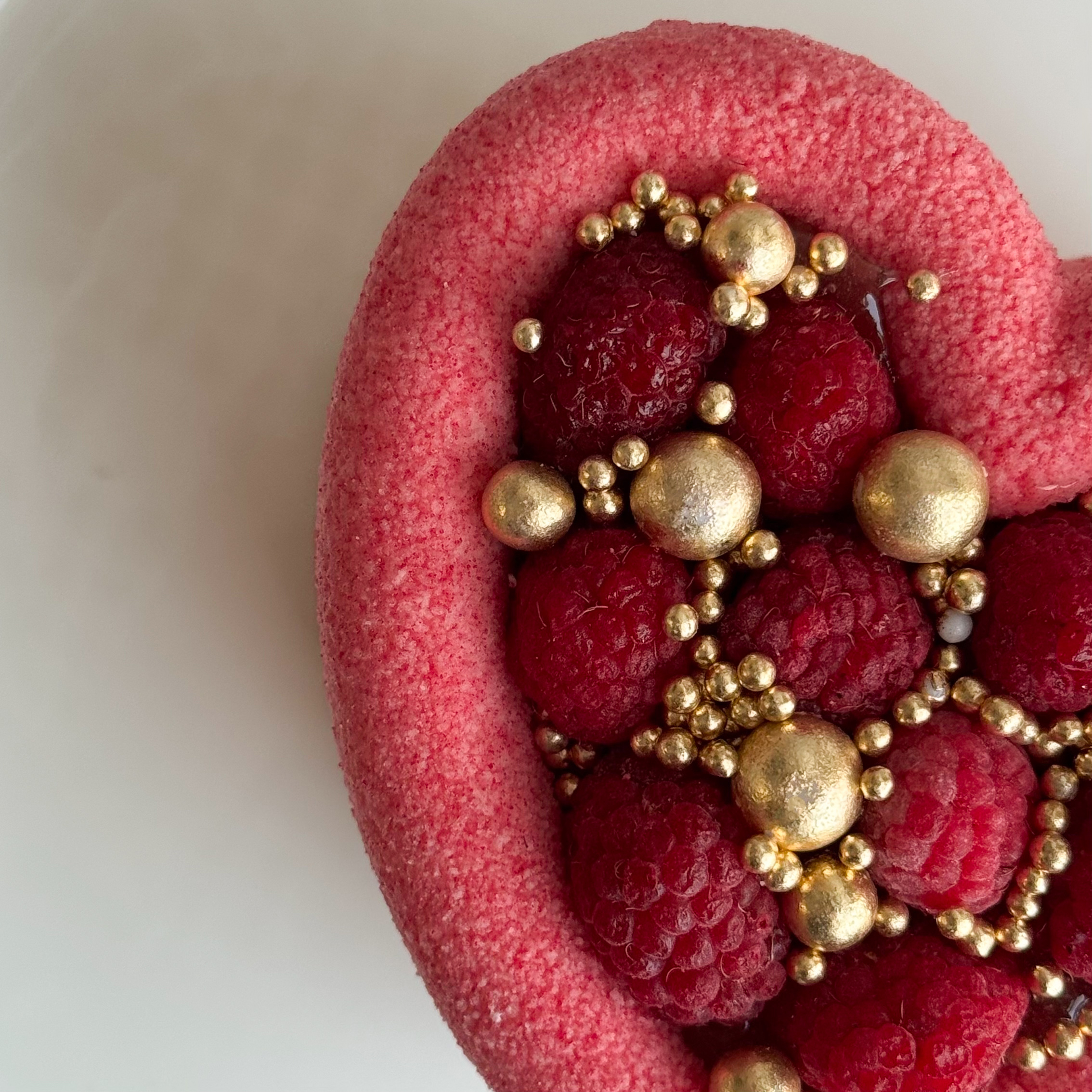 Бенто-торт Праздничный (Сердце с малиной) в индивид.упаковке. Нежный муссовый бенто-торт в форме сердца с начинкой из ананасового конфитюра с кусочками ананаса на тонкой бисквитной подложке. Торт украшен спелыми ягодами малины и золотым декором. изображение 7