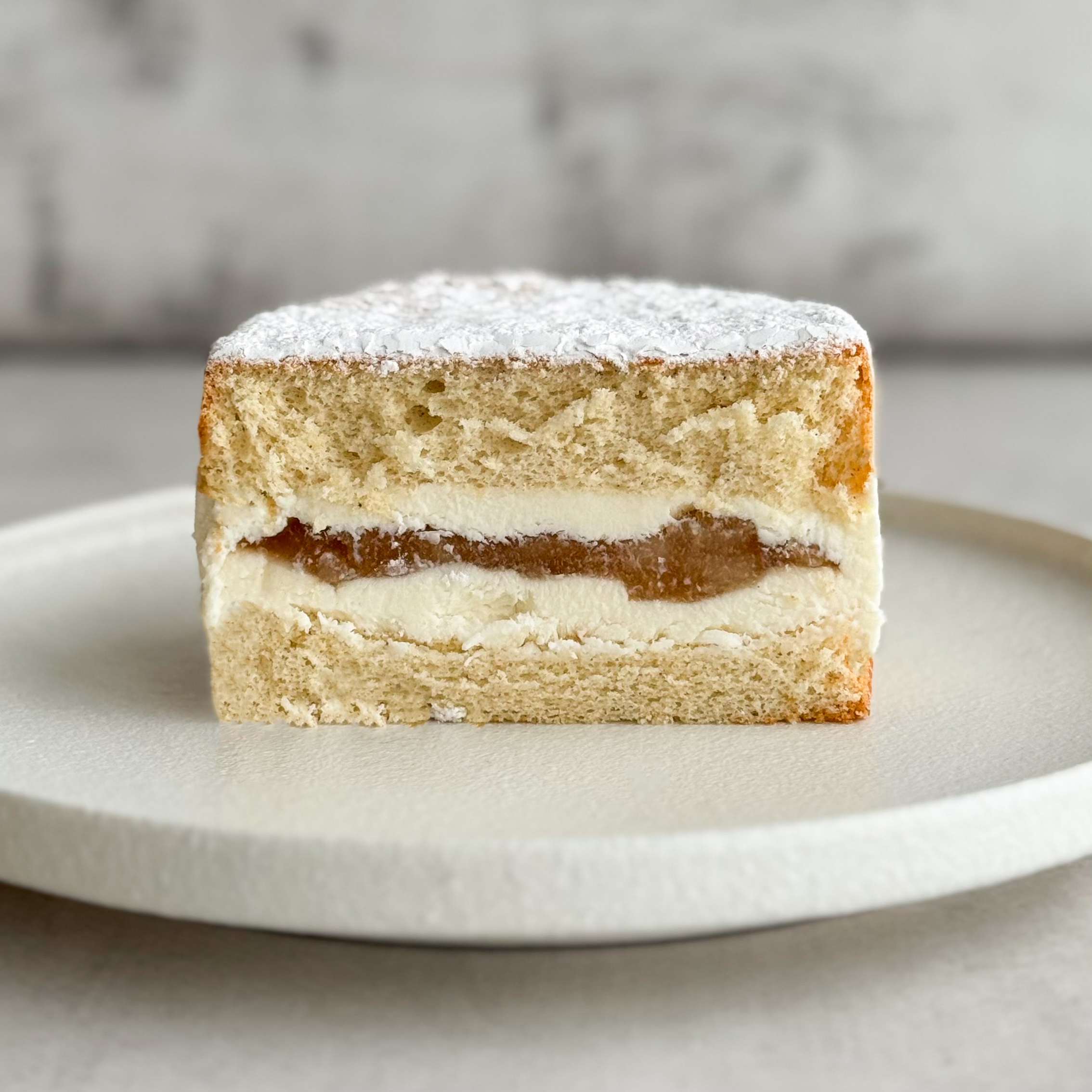 Бенто-торт Рикотта-груша в индивид.упаковке. Традиционный торт юга Италии, Амальфитанского побережья. Элегантное сочетание нежного мусса на основе сыра Рикотта с кусочками груши между двумя воздушными бисквитами. изображение 1