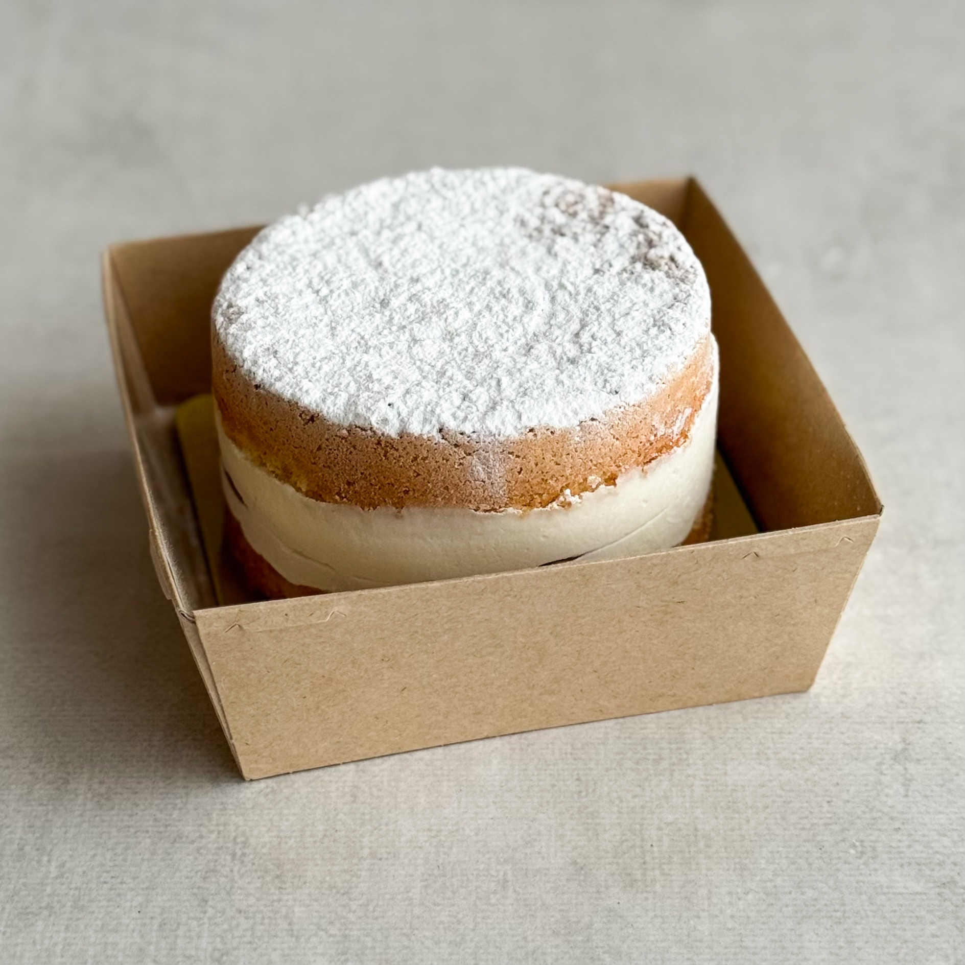 Бенто-торт Рикотта-груша в индивид.упаковке. Традиционный торт юга Италии, Амальфитанского побережья. Элегантное сочетание нежного мусса на основе сыра Рикотта с кусочками груши между двумя воздушными бисквитами. изображение 2