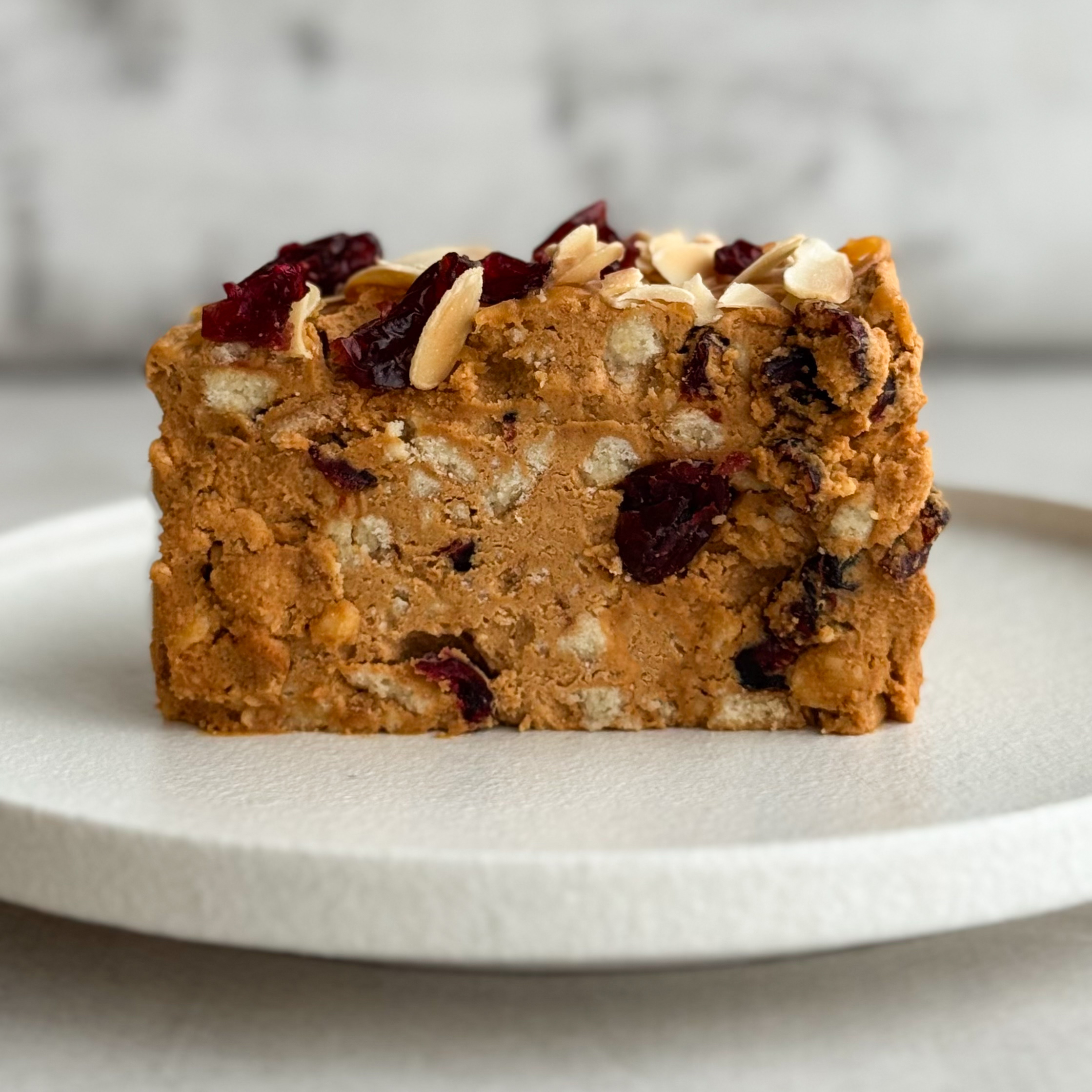  Бенто-торт Руслан в индивид.упаковке. Сочный песочно-карамельный торт с сушеной клюквой и кусочками печенья. Сверху торт украшен волнами мягкой карамели, лепестками миндаля и клюквой.  изображение 2