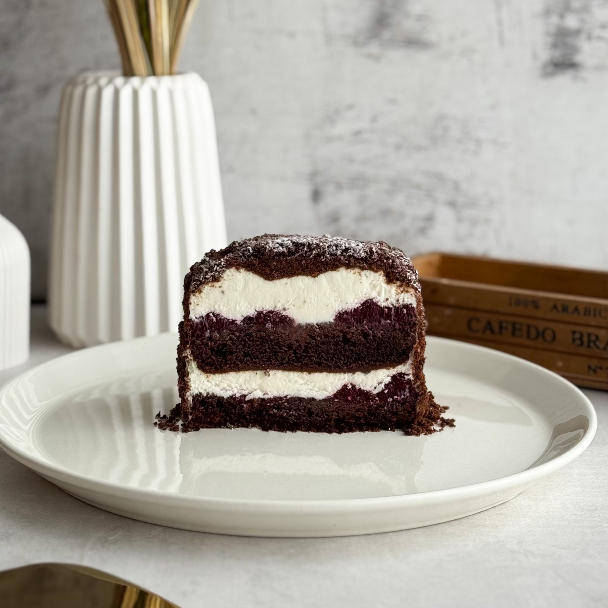 Бенто-торт Сметанник с малиной. Шоколадные бисквиты, прослоенные сметанным кремом и малиной. изображение 6