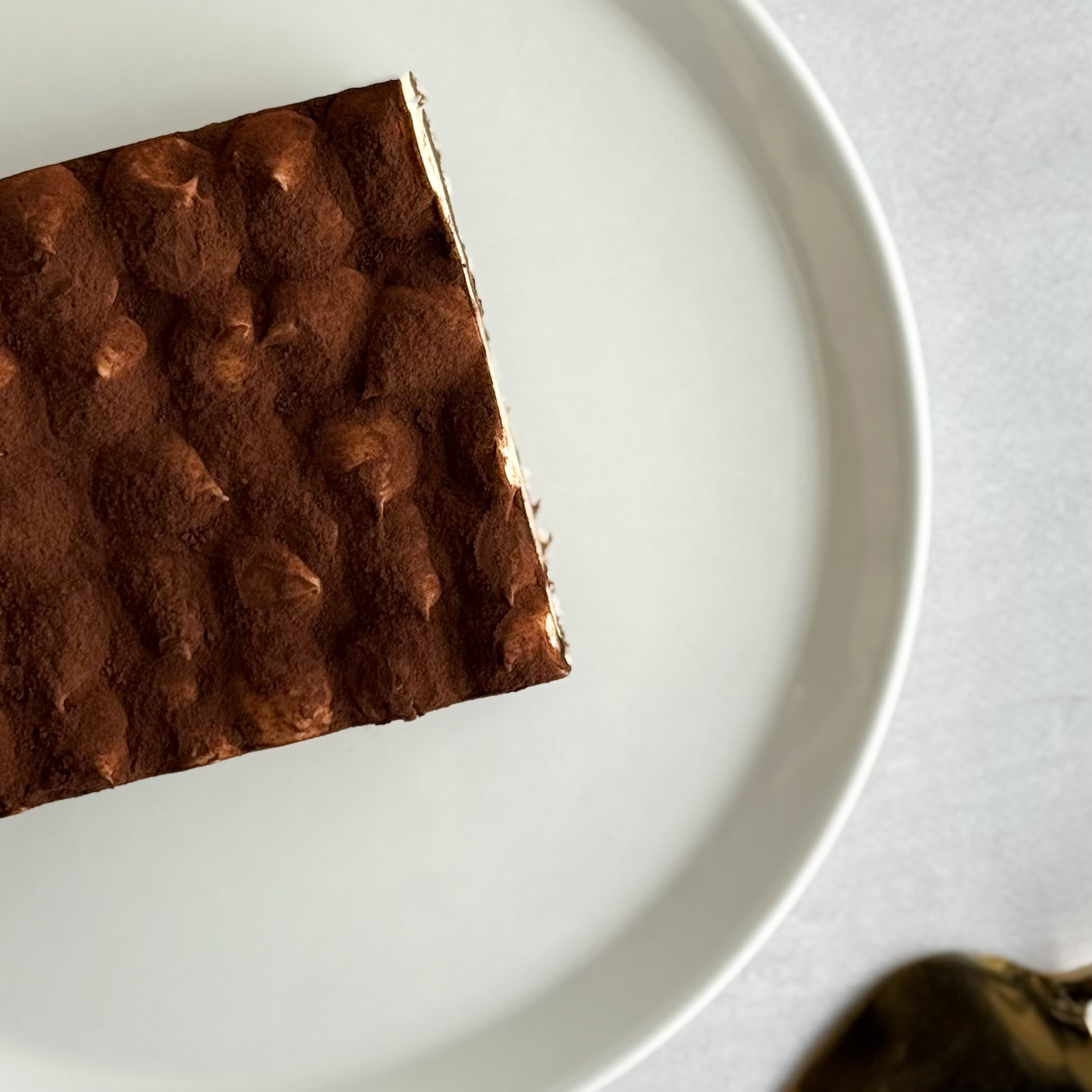 Легендарный вкус воплощён в нежном бенто-торте с сыром Маскарпоне и украшен какао посыпкой изображение 3