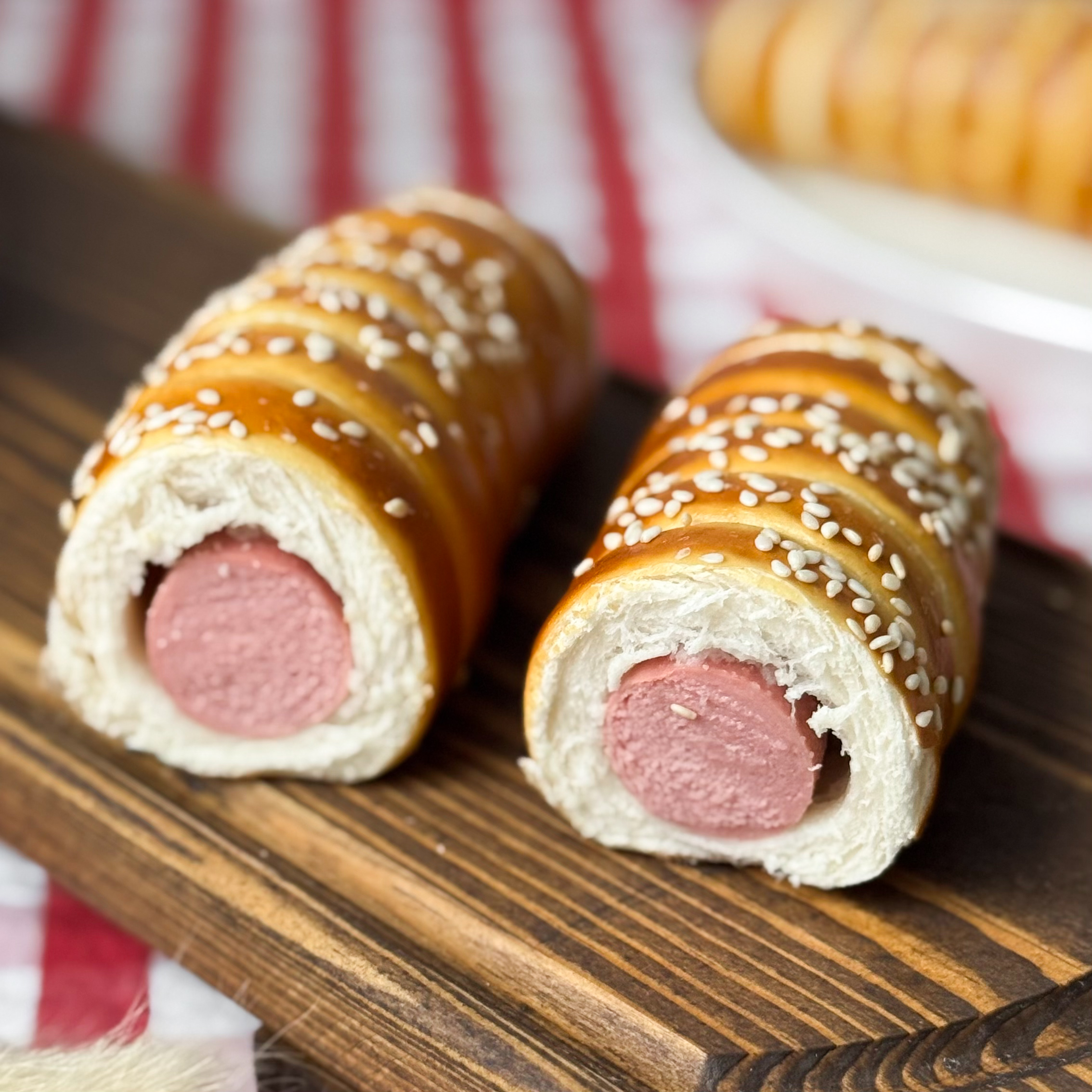 Сочная мясная сосиска и традиционное тесто для немецких брецелей. Сверху брецель-дог посыпан кунжутом. изображение 10