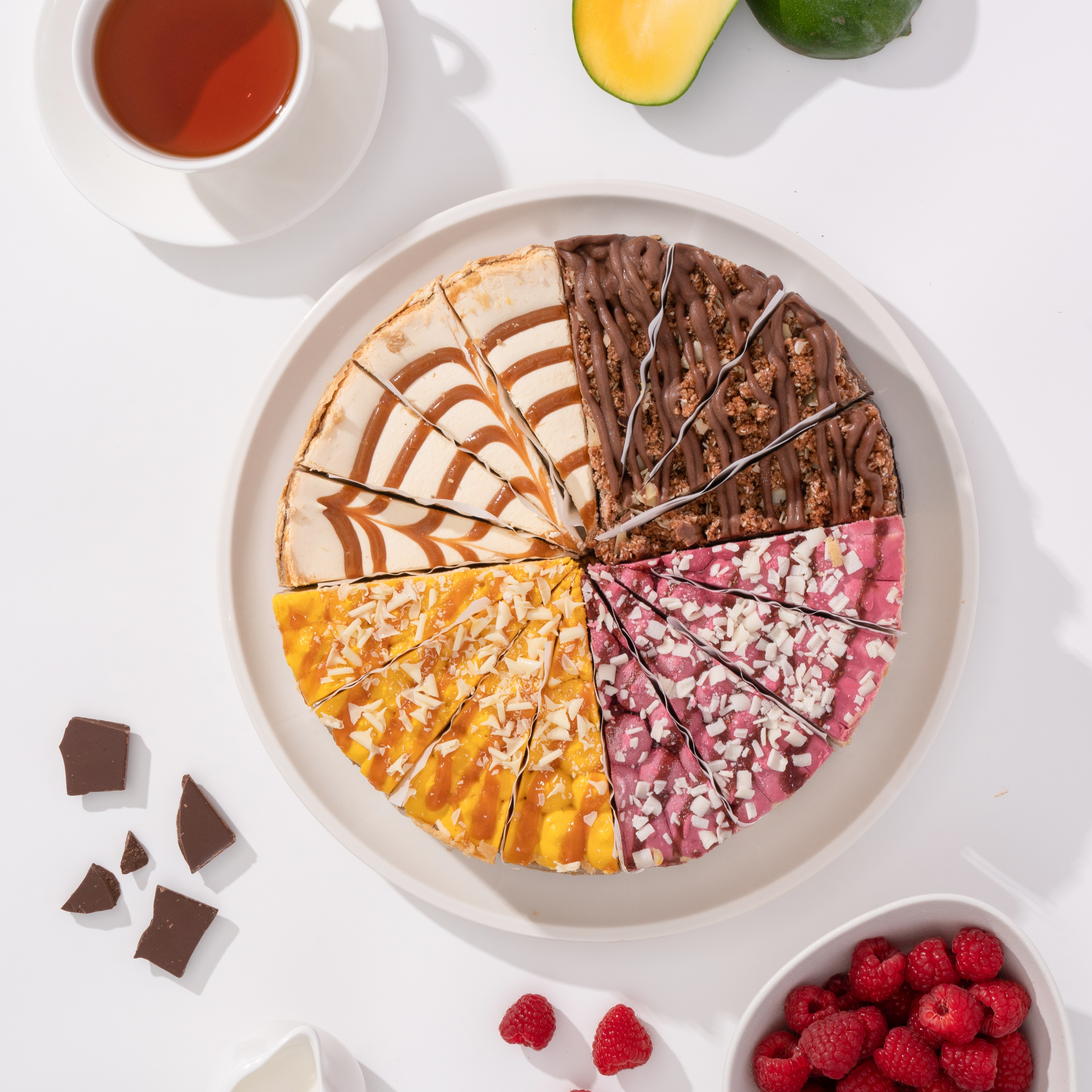 Ассорти из четырех чизкейков: Чизкейк Кокосовый, Чизкейк "Манго-маракуйя", Чизкейк "Малиновый взрыв", Чизкейк "Карамельный" изображение 4