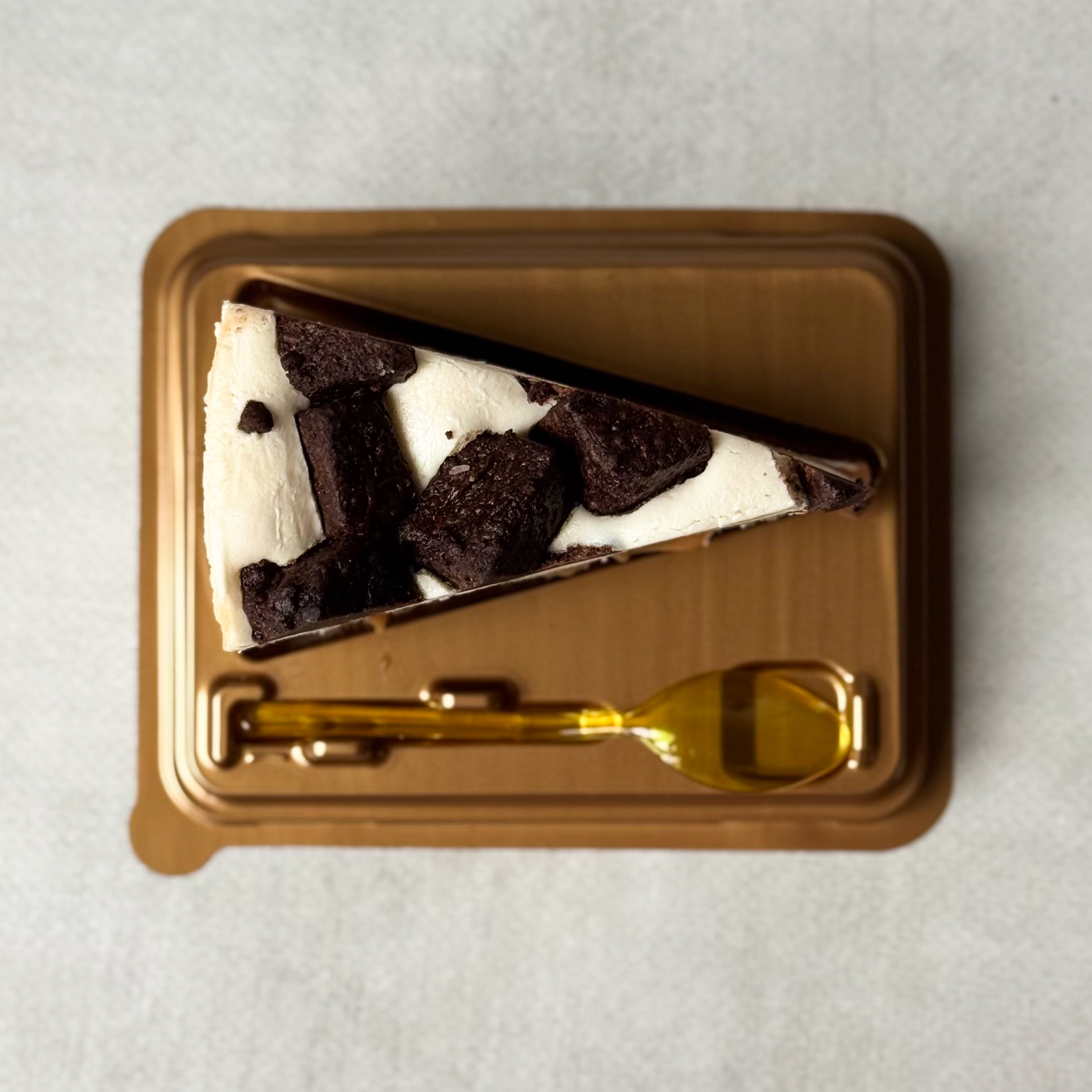 Нежный чизкейк с карамелью и кусочками из брауни. Сверху украшено шоколадом. изображение 5