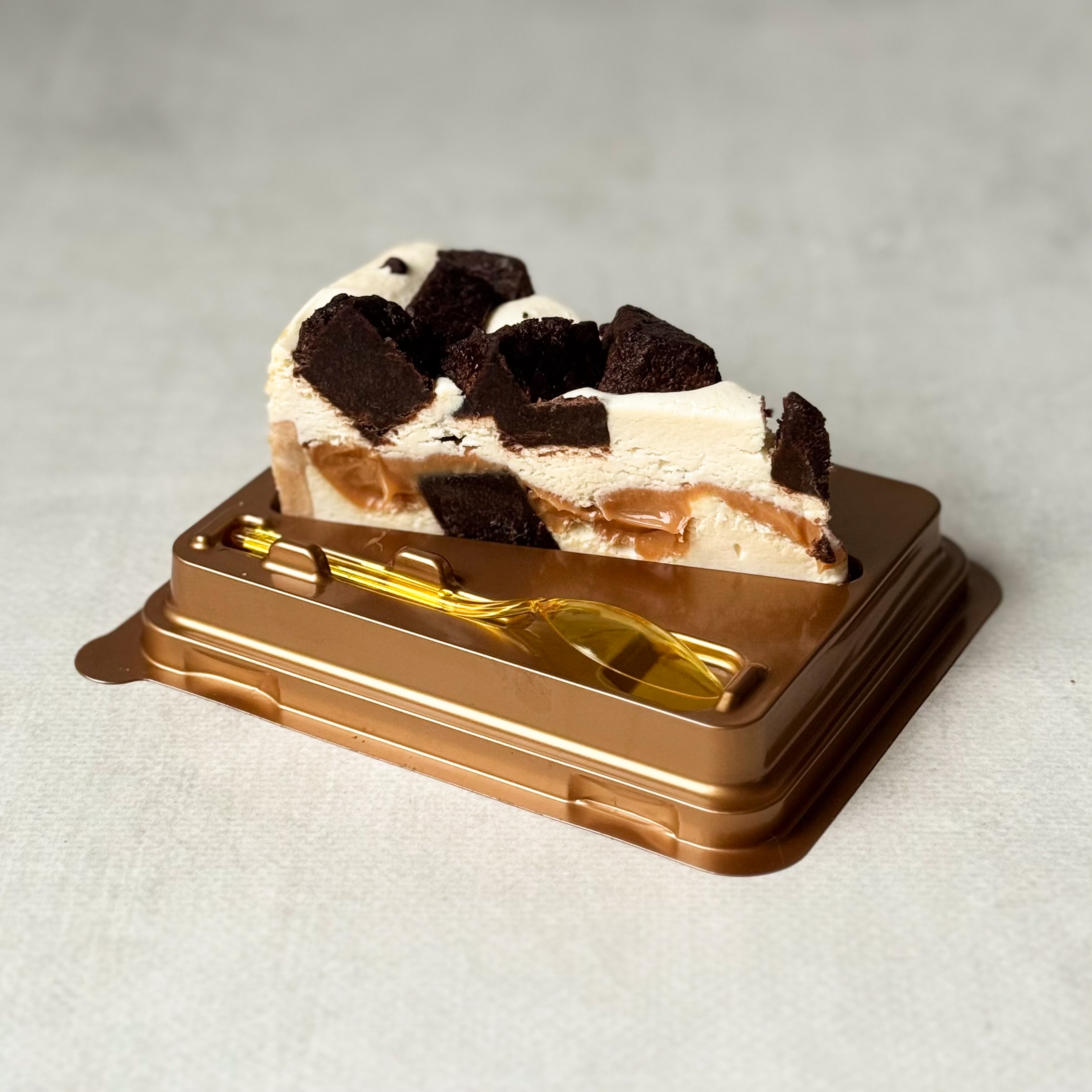 Нежный чизкейк с карамелью и кусочками из брауни. Сверху украшено шоколадом. изображение 1