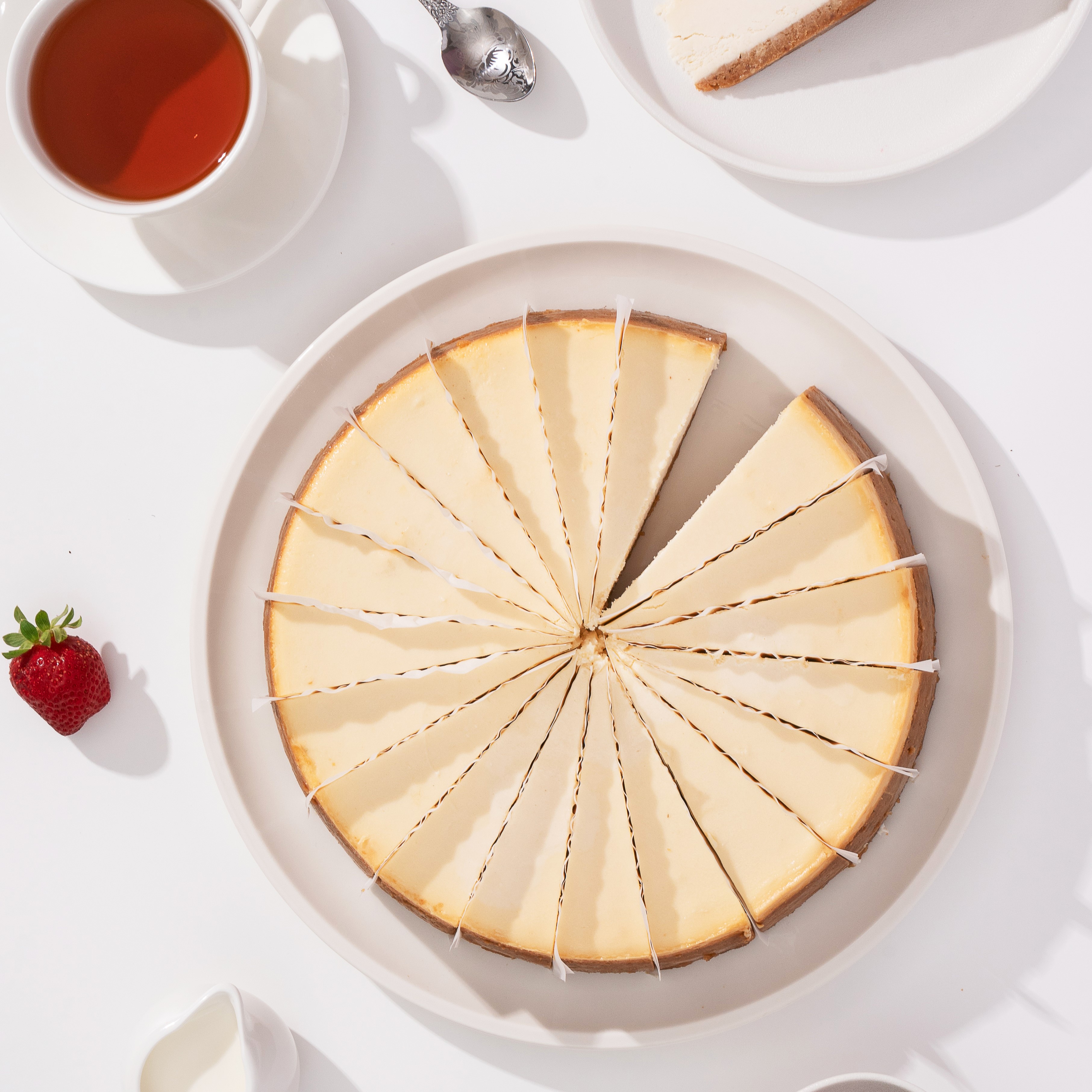 Классический чизкейк New York из творожного сыра на тонком сливочно-песочном корже. изображение 2