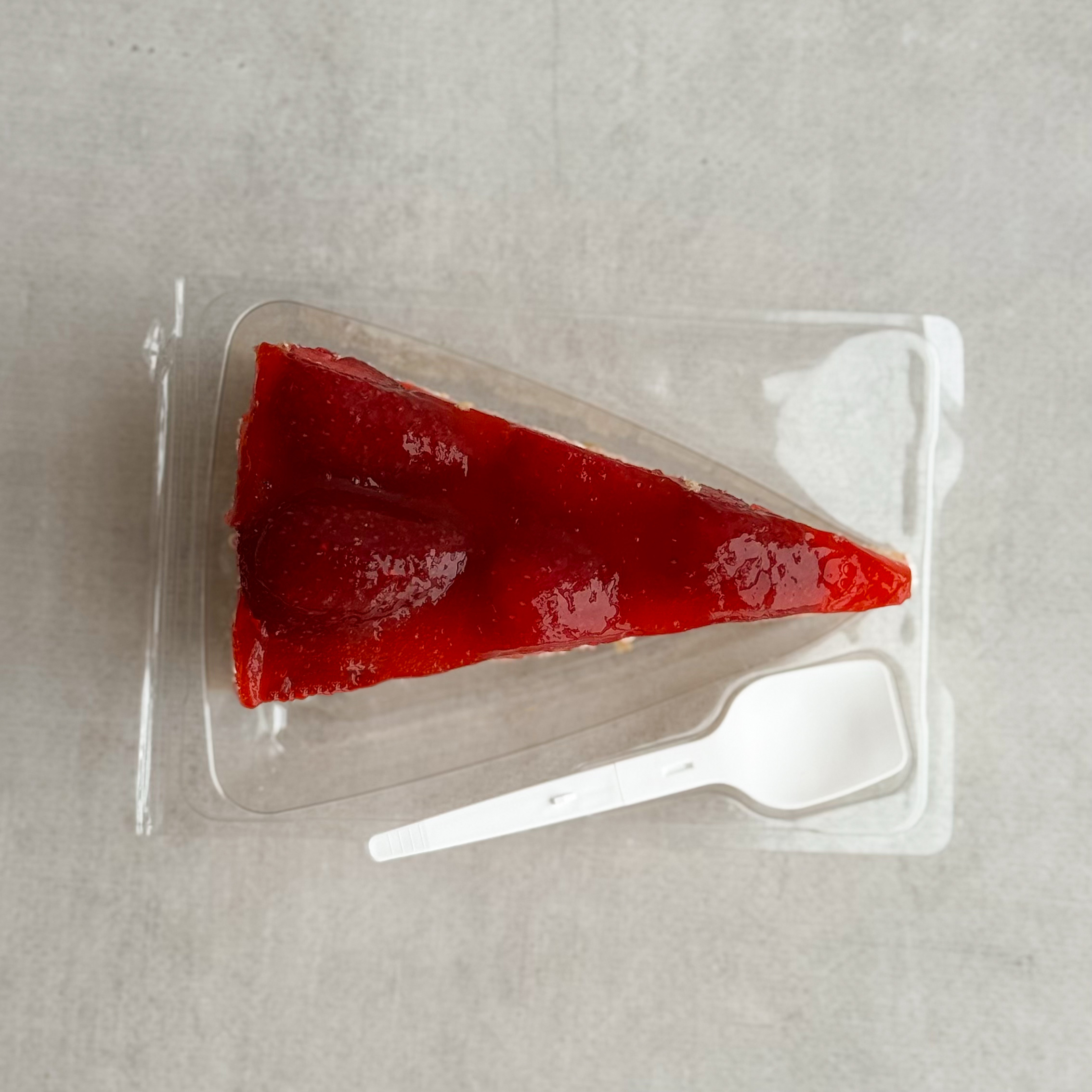 Нежнейший чизкейк из творожного сыра на сливочно-песочном корже, усыпанный ягодами свежей клубники, выращенной под солнцем в естественных климатических условиях. изображение 4