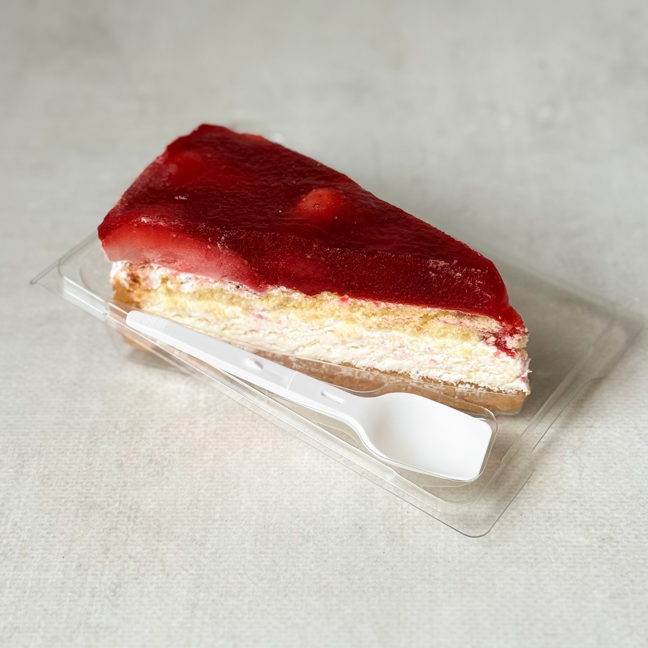 Нежнейший чизкейк из творожного сыра на сливочно-песочном корже, усыпанный ягодами свежей клубники, выращенной под солнцем в естественных климатических условиях. изображение 1