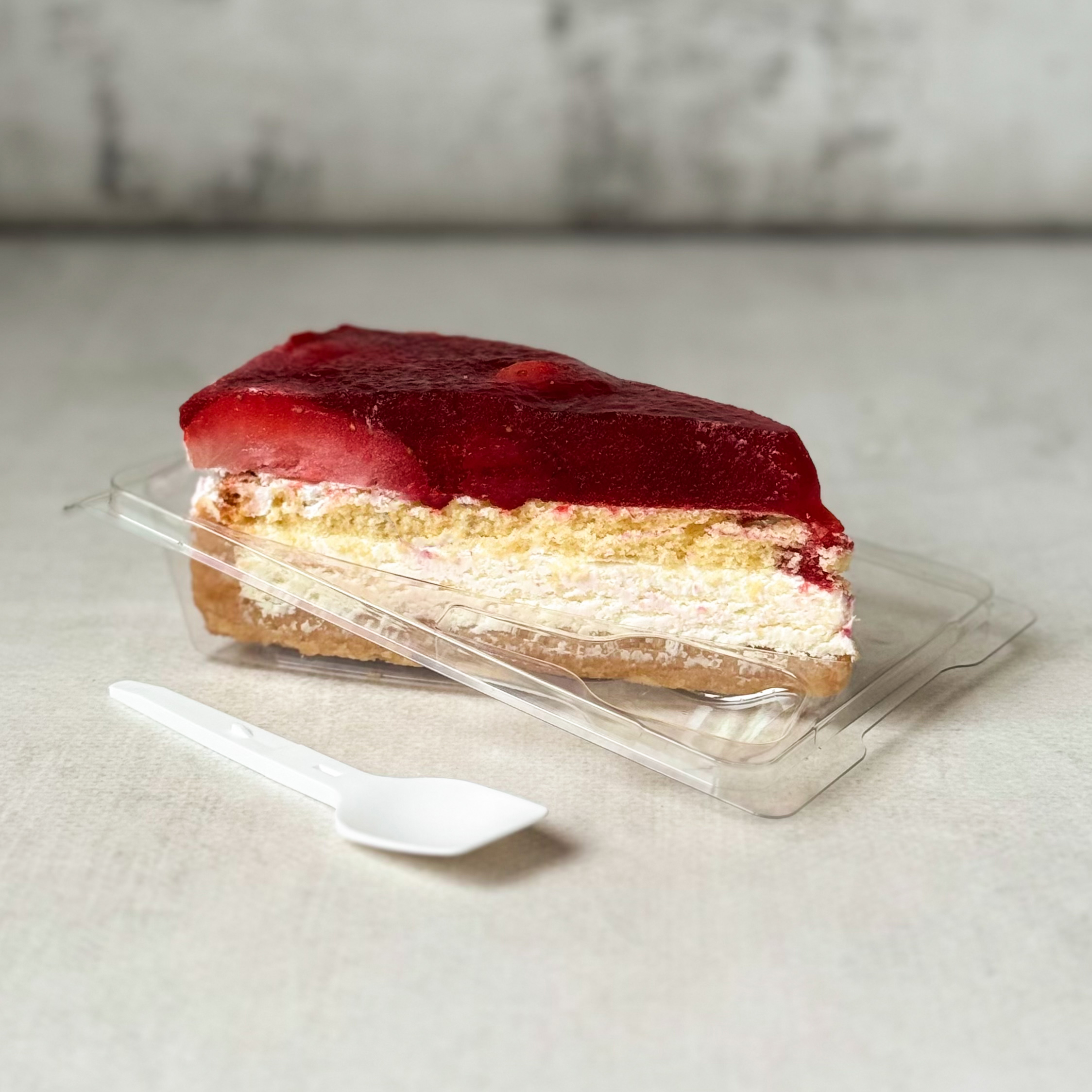 Нежнейший чизкейк из творожного сыра на сливочно-песочном корже, усыпанный ягодами свежей клубники, выращенной под солнцем в естественных климатических условиях. изображение 3