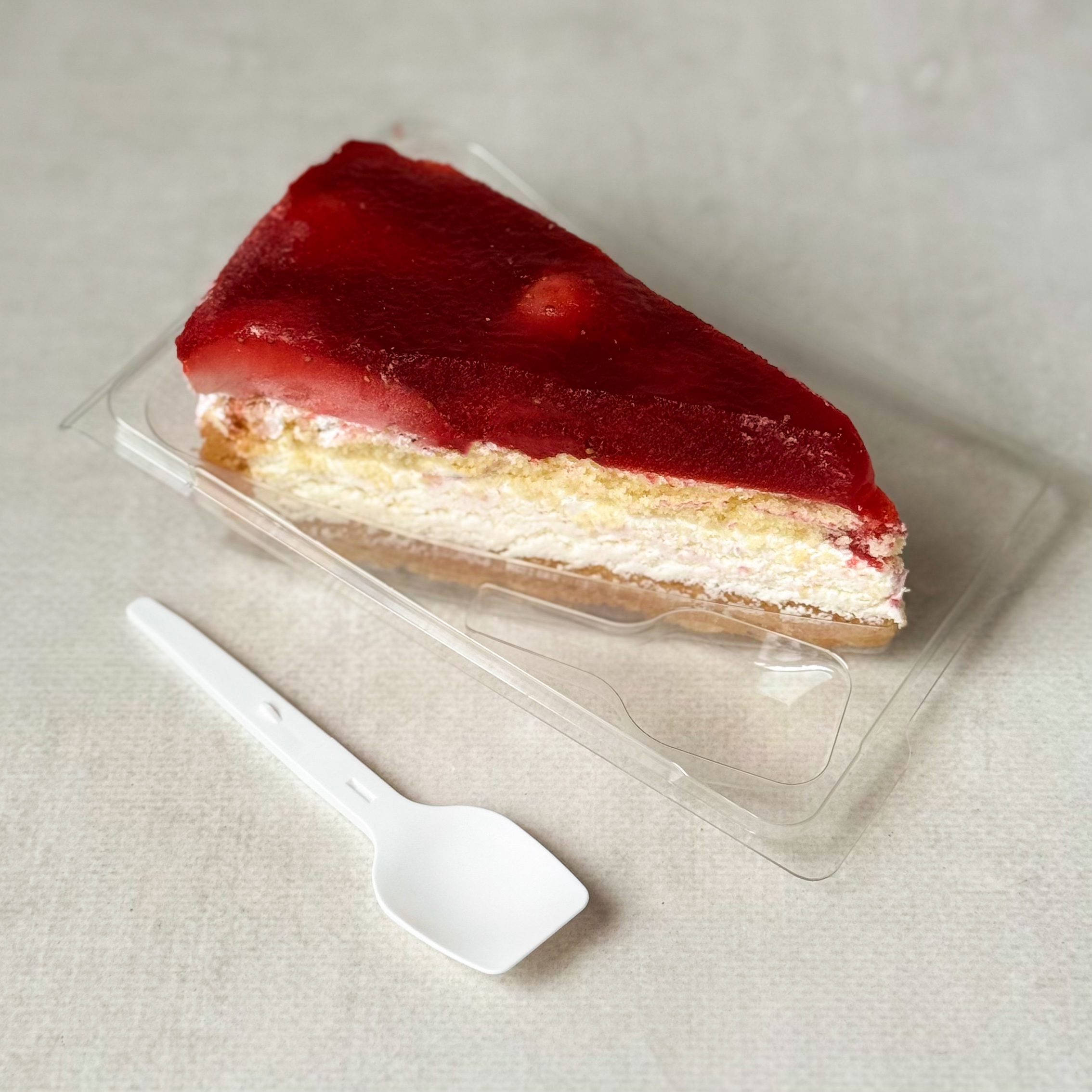 Нежнейший чизкейк из творожного сыра на сливочно-песочном корже, усыпанный ягодами свежей клубники, выращенной под солнцем в естественных климатических условиях. изображение 4