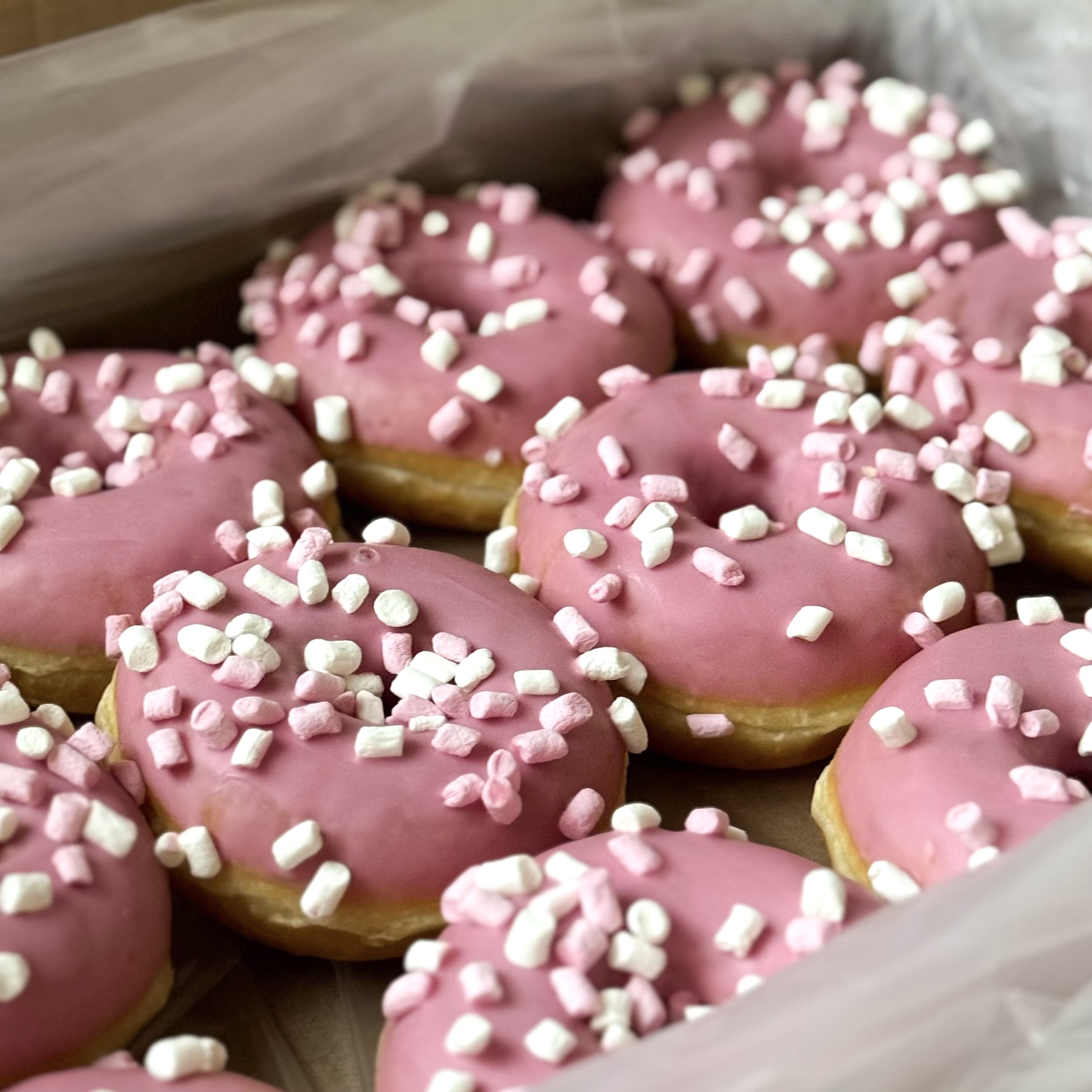 Донат глазированный с посыпкой Маршмеллоу изображение 2