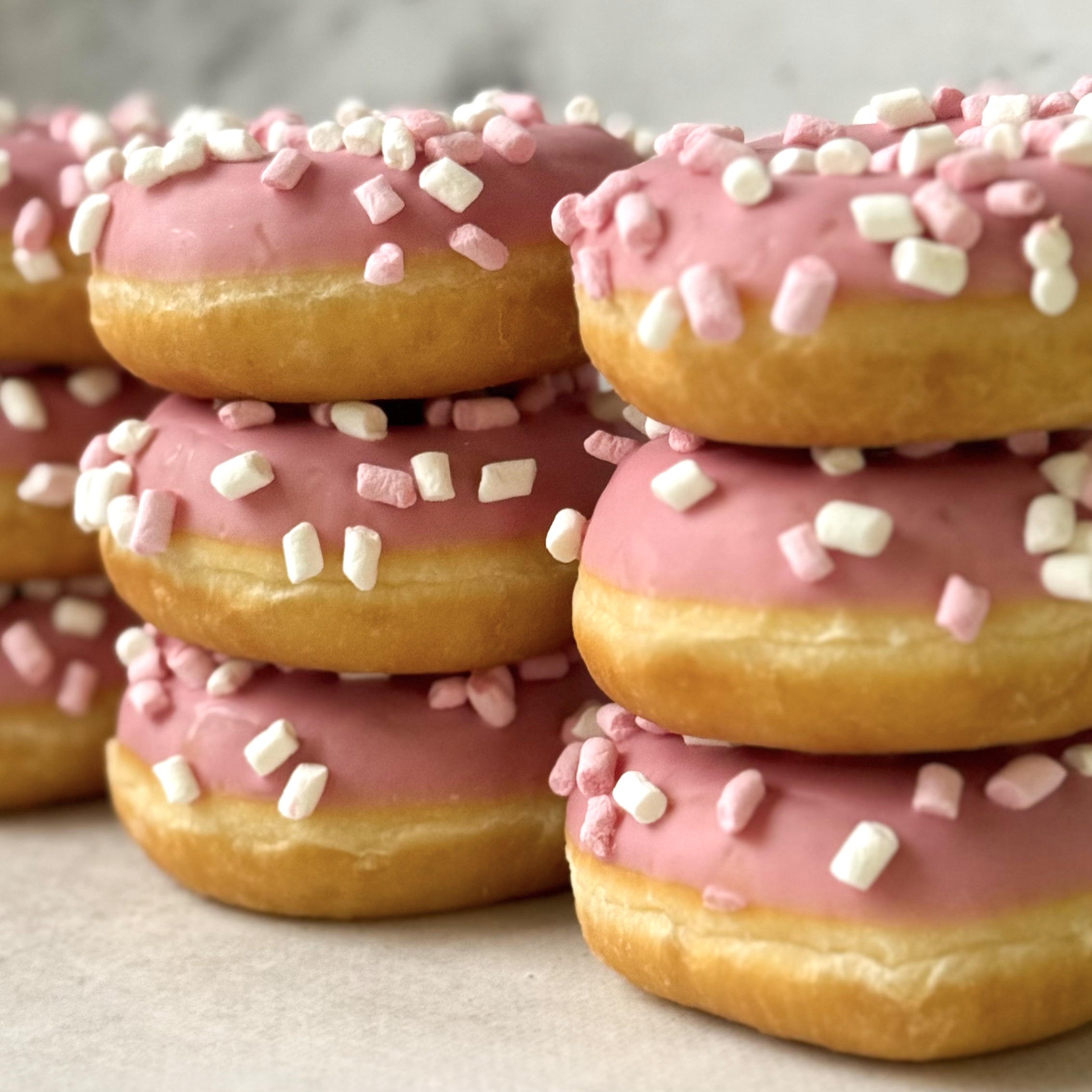 Донат глазированный с посыпкой Маршмеллоу изображение 3