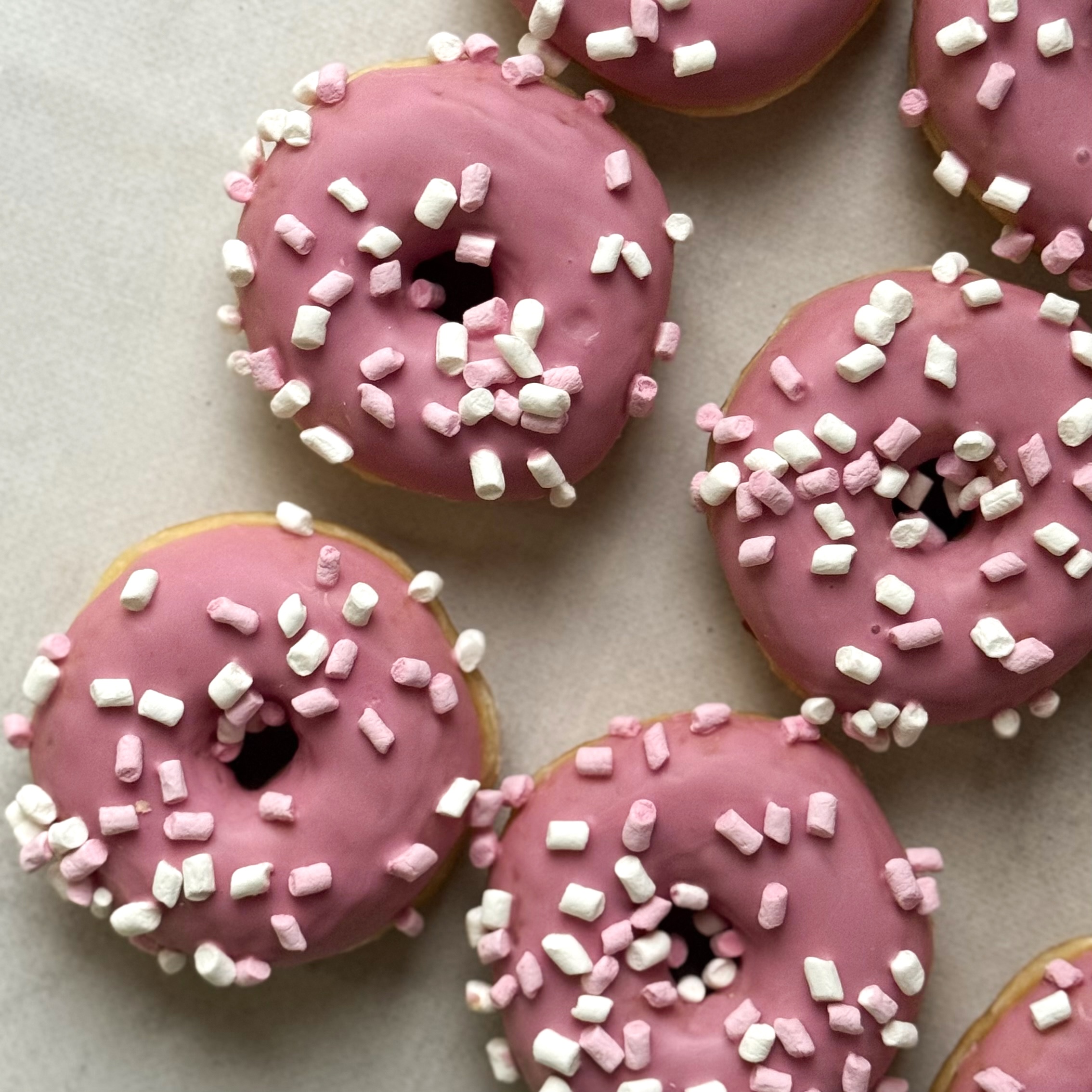 Донат глазированный с посыпкой Маршмеллоу изображение 7