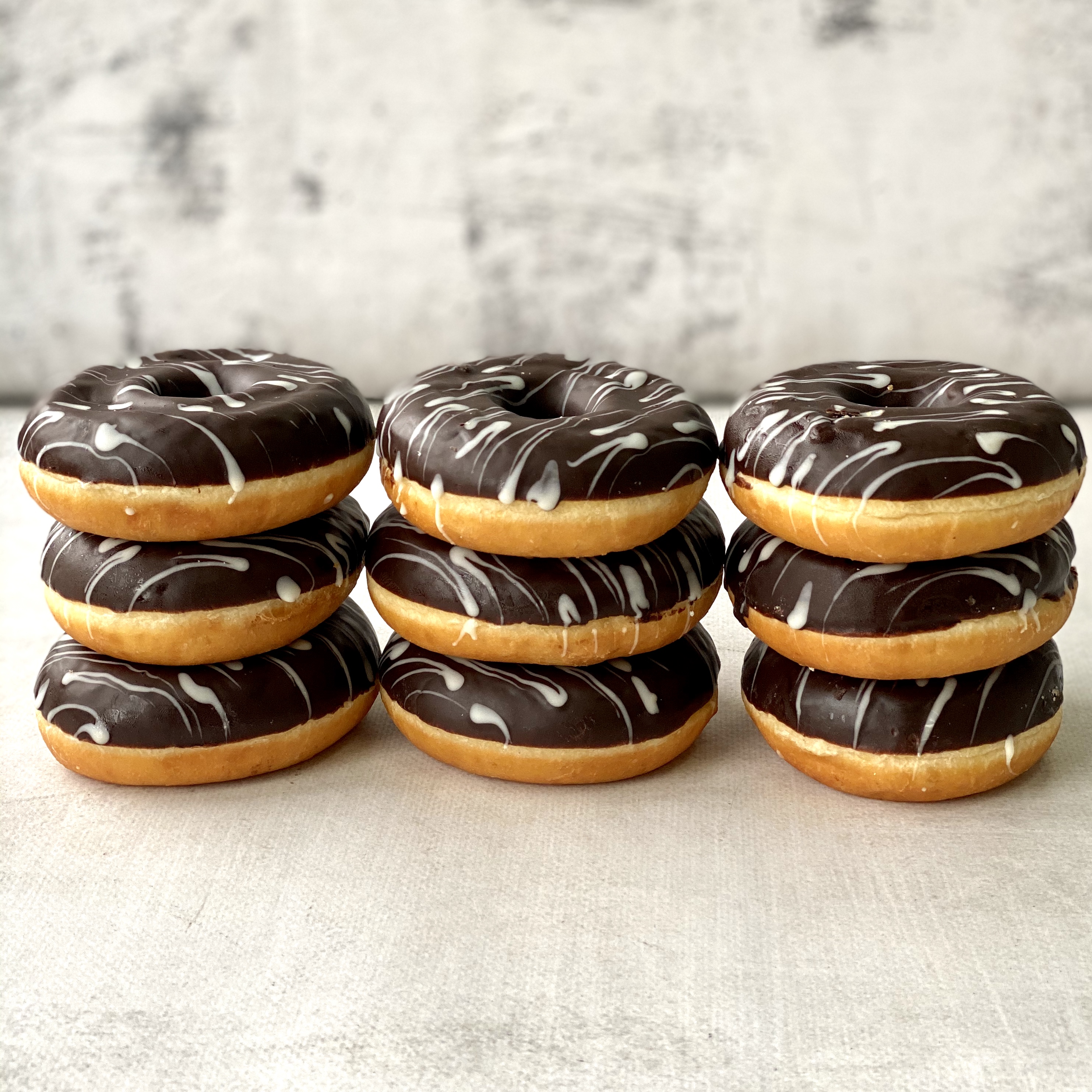 Донат глазированный с шоколадной начинкой изображение 2